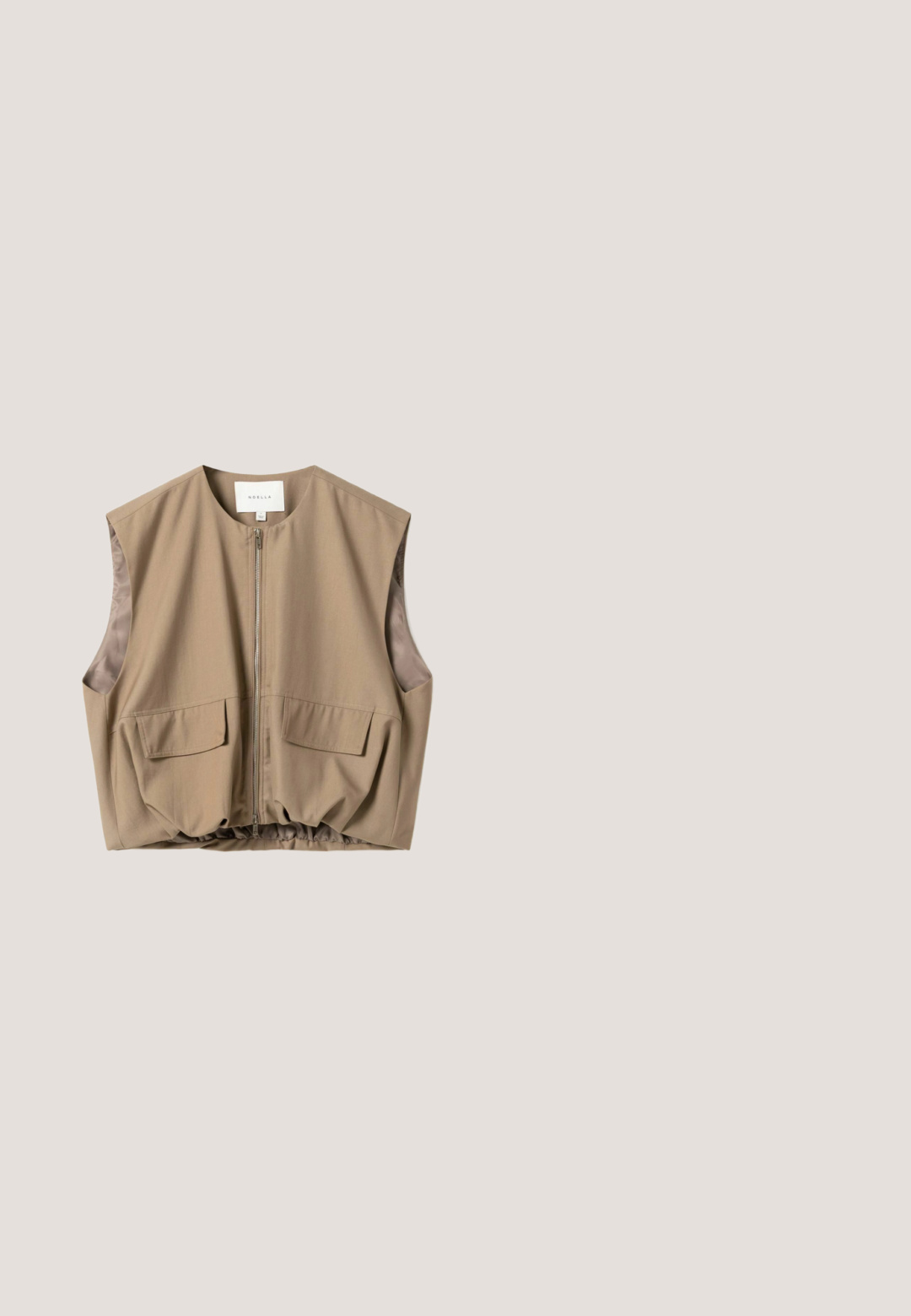 Mouwloos beige vest met ritssluiting aan de voorkant, twee klepzakken, ronde hals en elastische zoom, merk Noella.; Beige hoodie met een capuchon met trekkoord, geribbelde manchetten en zoom. Heeft een klein zwart adidas-logo op de borst. Zachte, gladde stoftextuur.; Beige oversized T-shirt met korte mouwen, ronde hals en klein wit Adidas trefoil-logo op de linker bovenborst.; Lichtbeige sweatpants van zacht materiaal, met een trekkoord in de taille en zwarte zijpanelen met een luipaardpatroon.; Witte sportschoenen met een gladde textuur, voorzien van een beige accent, een afgeronde neus, elastische veters en een geribbelde, lichte zool.; Beige heupzak gemaakt van glad nylon met een afgeronde vorm, voorzien van een wit logopatch, een verstelbare band en zilverkleurige hardware.