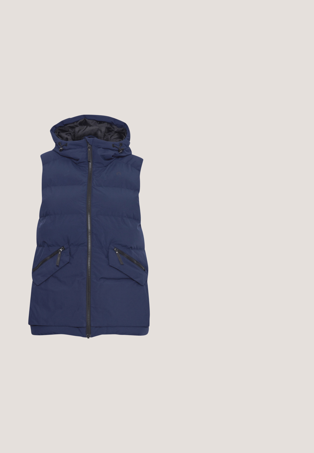 Doudoune sans manches bleu marine avec capuche, présentant un devant zippé, deux poches zippées diagonales et une texture matelassée.; Oxmo OMAYA - Sweatshirt - insignia blue; Sweat-shirt bleu marine à manches courtes avec col rond et texte circulaire blanc « Effortless Chic Fashion Club Since 1968 » à l'avant.; Pantalons de survêtement bleu marine avec une taille à cordon, poches latérales et un design à jambes effilées. Fabriqués à partir d'un tissu doux et texturé.; Baskets de sport navy avec une tige en mesh respirant, des accents texturés et une semelle intermédiaire blanche. Dispose d'un système de laçage et d'un design de semelle courbée.; Sac bleu marine en tissu texturé, avec une forme courbée, une bandoulière réglable et une poche avant avec fermeture à bouton.
