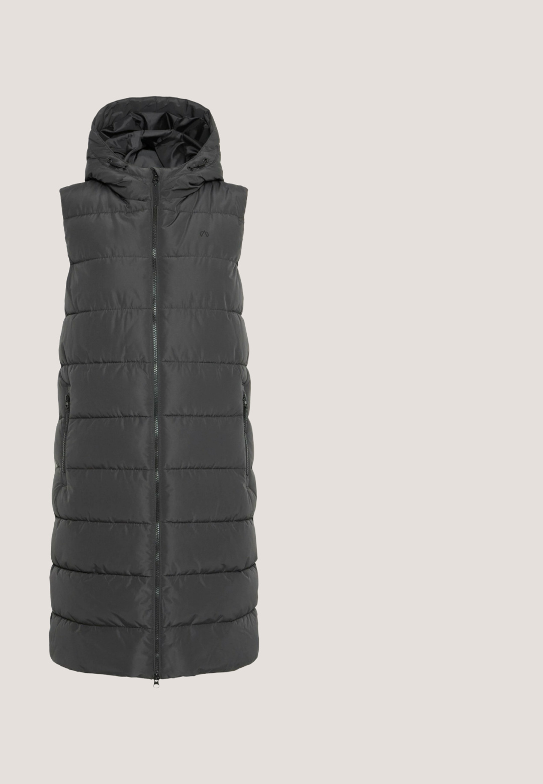 Dik zwart mouwloos vest met capuchon, voorzien van horizontale biesjes, een voorrits en twee zijzakken voor praktische bruikbaarheid.; Donkergrijze hoodie met roze trekkoorden, hoge kraag, roze voering, voorzak en "Swedemount" tekst op de borst.; Zwarte lange mouw t-shirt van zacht katoen. Ronde hals met een gladde textuur en rechte snit, zonder patronen of accenten.; Zwarte joggers van zacht materiaal, met een elastische tailleband en een trekkoord, en elastische boorden bij de enkels.; Zwarte atletische schoenen hebben een gestructureerde tricot bovenkant, een ronde neus, een gevoerde zool en een minimalistisch ontwerp met subtiele branding en stikseldetails.; Zwarte multifunctionele tas met gevoerde handvatten, verstelbare schouderband, klep-sluiting en een subtiele logo-detail aan de voorkant. Zachte stoftextuur.