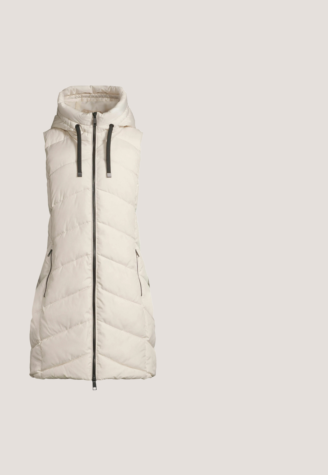 Gilet sans manches matelassé en blanc cassé avec fermeture éclair sur le devant, capuche haute, cordons noirs et poches latérales zippées.; Pull blanc avec des rayures horizontales noires, décolleté en V, manches longues et ourlet côtelé. Le tissu semble doux avec une texture légère.; Jean noir ajusté avec fermeture avant à boutons et zip, cinq poches, et passants pour ceinture, présenté à plat sur un fond blanc.; Bottine en métal gris avec un bout rond, lacets noirs, fermeture éclair sur le côté, finition texturée et un talon épais noir pour la stabilité.; Sac bandoulière en cuir noir à surface texturée, garniture dorée et détails cloutés sur la sangle. Sangle d'épaule ajustable incluse.; Bracelet en chaîne dorée avec des accents de perles colorées en bleu, vert, rouge et rose. Comprend un pendentif rond et un fermoir à lobster sécurisé.