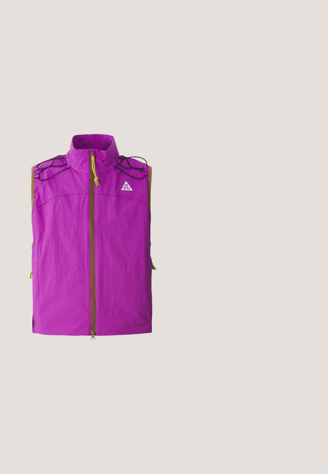 Paarse mouwloze vest met hoge kraag, rits aan de voorkant, zwarte koorddetails op de schouders en klein wit driehoekig logo op de borst.; Zwart sporttopje met lange mouwen, opstaande kraag, slim fit en witte "J.Lindeberg"-logo op linkerarm en kraag.; Zwarte cargobroek met een rechte pijpdesign, voorzien van zijzakken en een geweven stof. Knopsluiting in de taille voor een veilige pasvorm.; Zwarte hoge sneaker van textiel met een rubberen zool, voorzien van vetersluiting, gewatteerde kraag en een treklip aan de hiel.; Zwarte schoudertas met een gestructureerd ontwerp met rasterpatroon, verstelbare riem en ritssluiting met zilverkleurige metalen accenten.; Zwarte nylon riem met een gestructureerde afwerking, voorzien van een zwarte metalen gesp en gouden accenten. Verstelbare lengte met branding op de band.