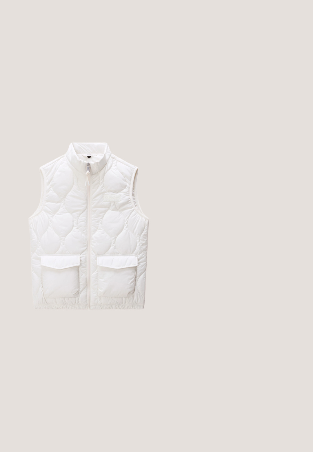 Veste sans manches matelassée blanche avec zip devant, col montant, deux poches avant à rabat et logo embossé discret sur la poitrine.; Haut à capuche rose en tissu doux, doté d'une poche avant, de poignets côtelés et d'un logo brodé du côté gauche de la poitrine.; T-shirt en coton lavande clair avec un col rond, des manches courtes, et un imprimé graphique doré représentant des palmiers sur le devant.; Shorts de biker à motif camouflage lilas et crème en tissu extensible et lisse. Taille mi-haute; coupe ajustée arrivant au niveau des genoux.; Chaussure de sport lilas clair avec un dessus en maille texturée, semelle blanche et accents verts et bleus sur la semelle intermédiaire, flottant au-dessus d'une surface en bois.; Sac à bandoulière en similicuir lilas, de forme courbée, avec une poche zippée et une sangle ajustable ornée du mot "EXPATRIÉ" dans un motif subtil.