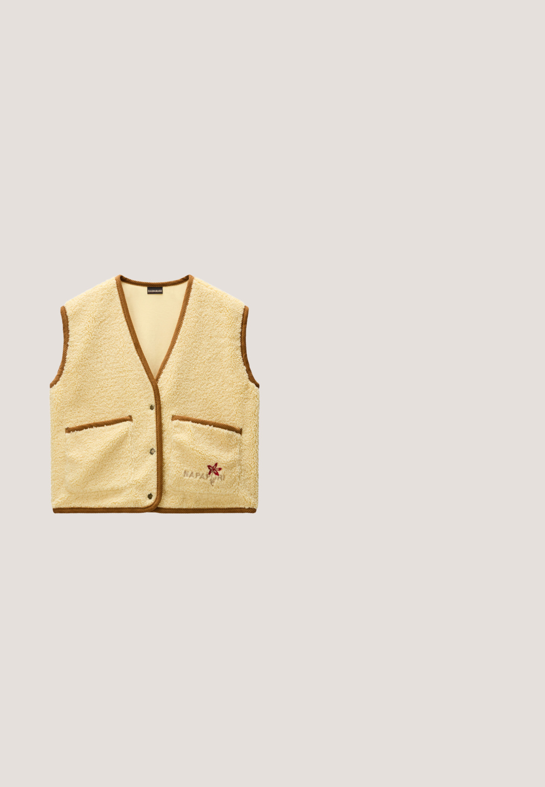 Napapijri T-BLOOM V W. - Vest - light beige; Even&Odd by Zalando Sweatshirt - tan; Langærmet cropped skjorte med brune og hvide vandrette striber og en rund brun halsudskæring.; Brune bukser med elastisk talje og korte ben med plisseringer, med en dekorativ lommesektion i blokfarver på venstre side. Blødt stof, tilspidsede ben.; Brune ruskindsneakers med cremefarvede accenter, hævet gummisål og syning i detaljen på hælen. Snørebånd og sidelogo i kontrastfarve.; Brun struktureret tote taske med to skulderremme og sidelommer, vist på en hvid baggrund.