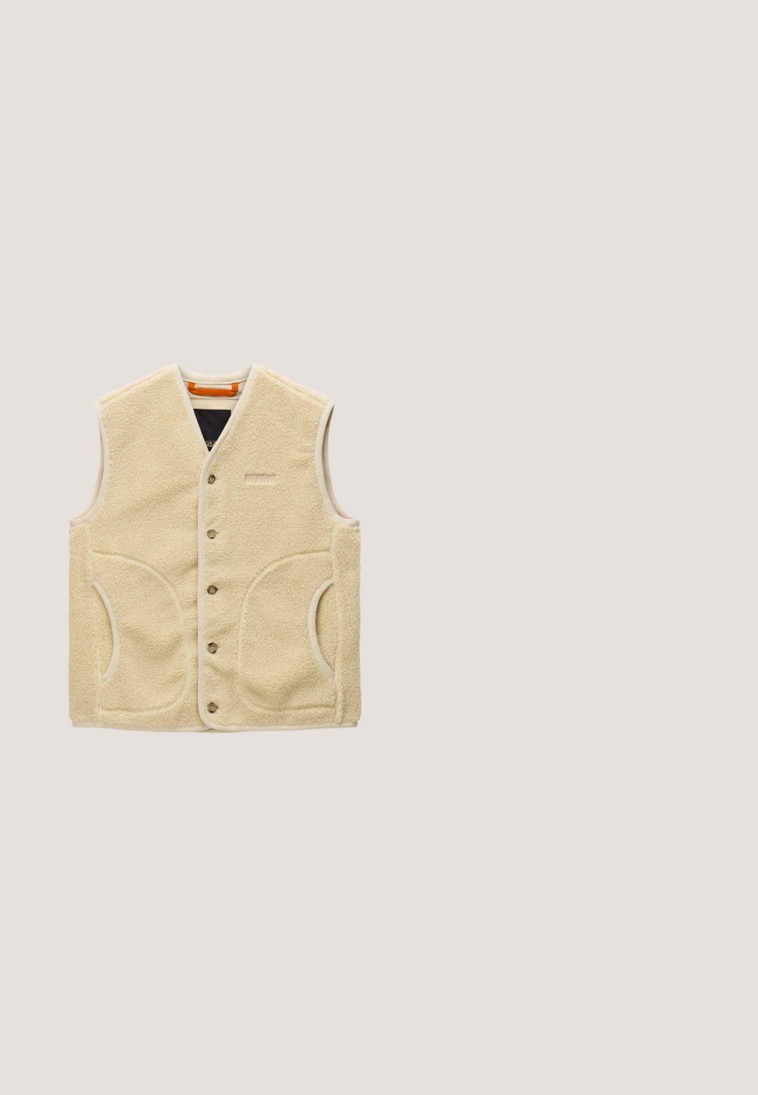 Beige mouwloos fleecevest met knopen aan de voorkant, twee zijzakken en afgeronde randen, ontworpen voor casual gebruik.; Beige rugbyshirt met lange mouwen en bruine kleurvlakken, kraag met knopen, grote voorzak met rood bloemenborduursel en "NAPAPI"-tekst over de borst.; Olijf groene shorts gemaakt van lichtgewicht stof, met een elastische tailleband, verstelbare sluiting en twee zijzakken.; Groene rubberen sandalen met twee verstelbare banden en een gestructureerde zwarte zool met een profielpatroon. Merklogo zichtbaar op de band.; Zwarte semi-randloze zonnebril met rechthoekige donkere glazen en slanke gebogen pootjes die op een wit oppervlak rusten.; Beige nylon sporttas met zwarte accenten, voorzien van een Noorwegen-vlagpatch en logo. Inclusief dubbele handgrepen en een verstelbare schouderriem.