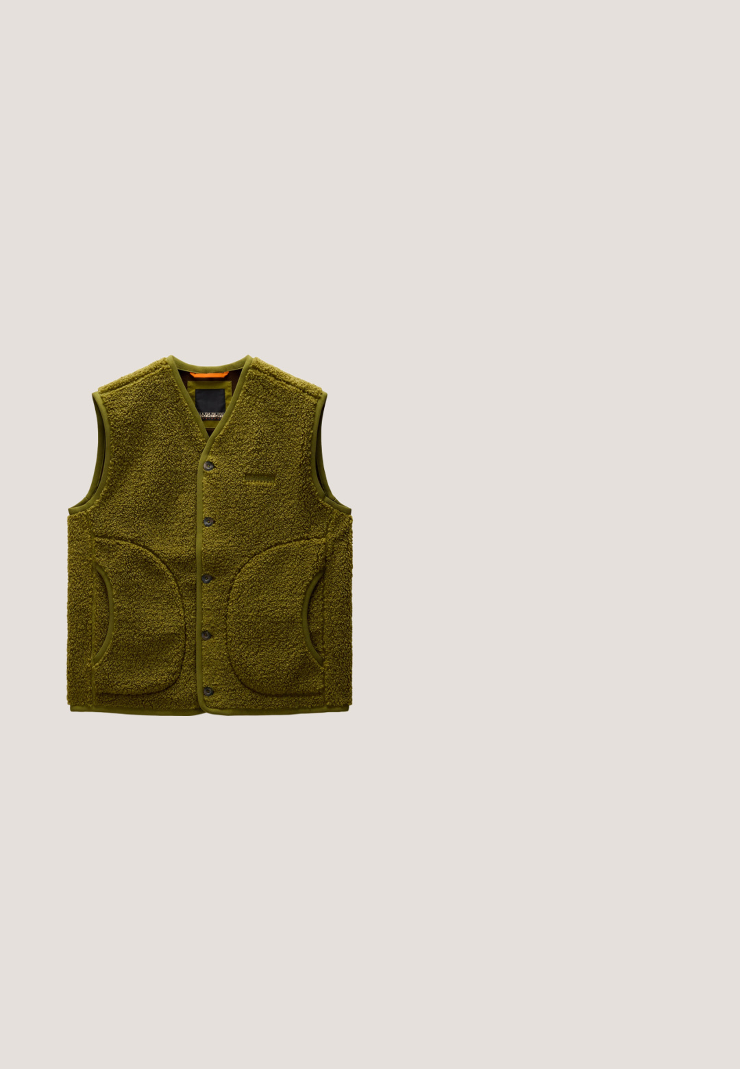 Ærmeløs olivengrøn fleecevest med knaplukning og to store forlommer, vist fladt på en hvid baggrund.; Olivegrøn pullover sweatshirt med halv lynlås krave, blød tekstur og et logo printet på venstre bryst. Har orange accent indeni kraven.; Olivengrøn langærmet skjorte i bomuldsblanding med rund hals. Har et rektangulært logo-patch i sort og hvid på forsiden.; Olivenfarvede cargobukser med sidelommer med klap, frontlommer med skrå åbning, bæltestropper og knaplukning.; Brun lædersko med et klassisk design, der har snørelukning, grønne detaljer og en robust sort gummisål. GORE-TEX®-mærke synligt.; Khaki duffelbag lavet af slidstærkt stof, med to bære-håndtag, en aftagelig skulderrem og trykte grafik foran.