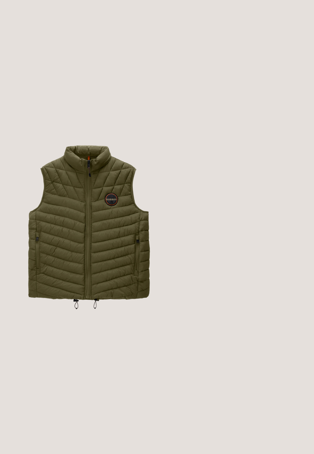 Olivengrøn quiltet ærmeløs vest med lynlås foran, opretstående krave, to lynlåslommer og cirkulært logoemblem på brystet.; Sort pullover-hoodie med forlommer, snore og et lille rundt logo på venstre bryst.; Sort T-shirt med korte ærmer og rund hals, med subtilt præget "NAPAPIJRI geographic" logo over brystet.; Sorte denim jeans med slim fit, der har fem lommer, metalhardware og diskrete syningsdetaljer. Glat tekstur, lige bendesign.; Sort atletisk sneakers med tekstureret mesh og ruskindspaneler, med grå accenter på overlæderet og en solid gummisål.; Sort læder Calvin Klein crossbody taske med præget logo mønster, lynlås lukning og justerbar stofskulderrem.