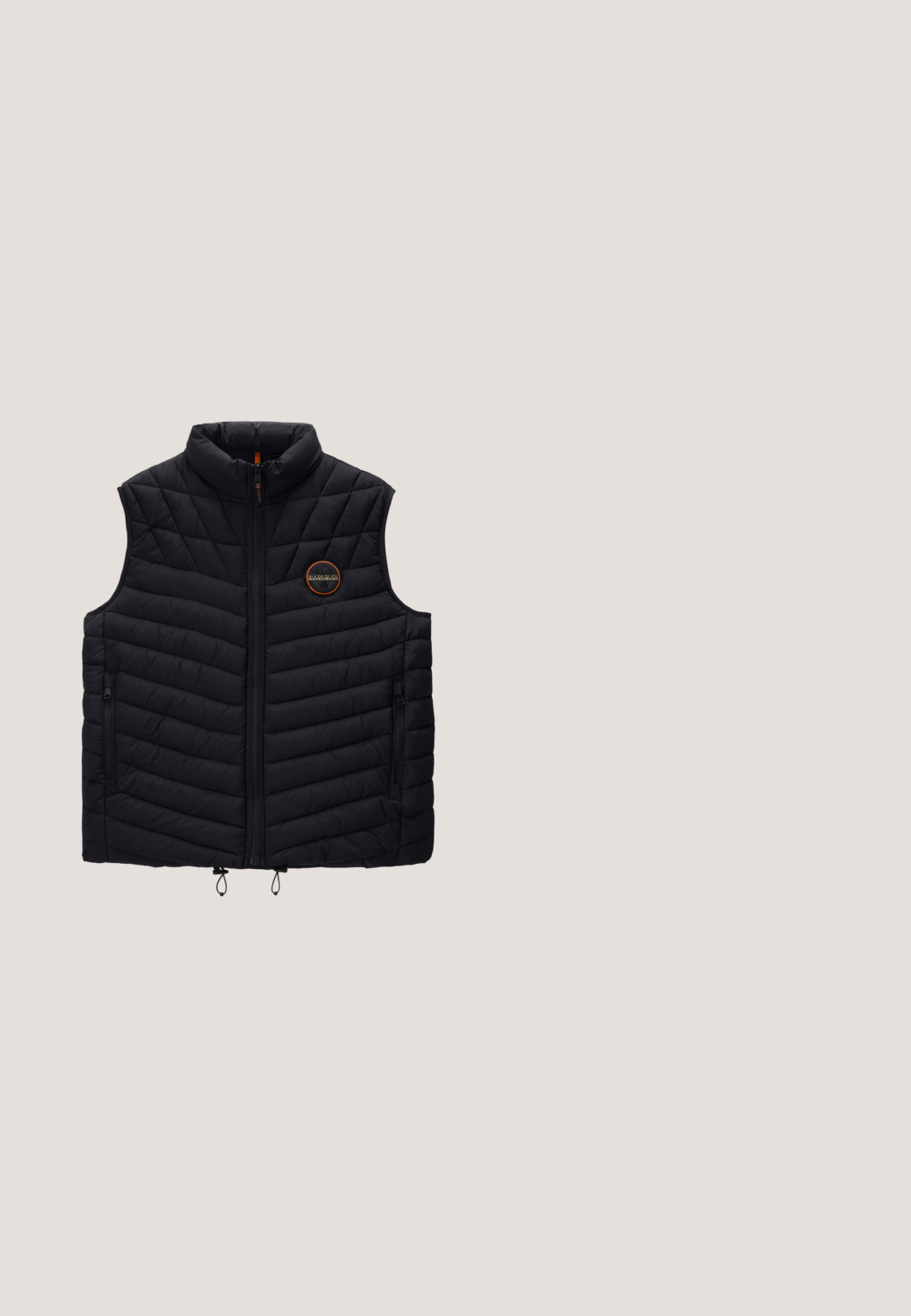 Sort quiltet ærmeløs vest med forlynlås, ståkrave, lynlåslommer i siderne og lille rund logopatch på brystet.; Sort langærmet sweatshirts med rund hals og lille hvidt cirkulært logo på venstre bryst, ribbede manchetter og kant.; Sort kortærmet T-shirt med rund hals, lille logo på brystet og orange detalje i den indvendige krave, lagt fladt på en hvid baggrund.; Sorte bomuldsbukser med en afslappet pasform, der har knaplukning, elastisk talje og sidelommer. Glat tekstur, minimal branding.; Sort og hvid lædersneaker med ruskindsdetaljer, tekstureret sort overdel, hvidt logo og en sål i gummigummi. Lavprofil design.; Sort stof talje taske med lynlås foran og lille metal logo plade i midten, vist mod en ensfarvet baggrund.