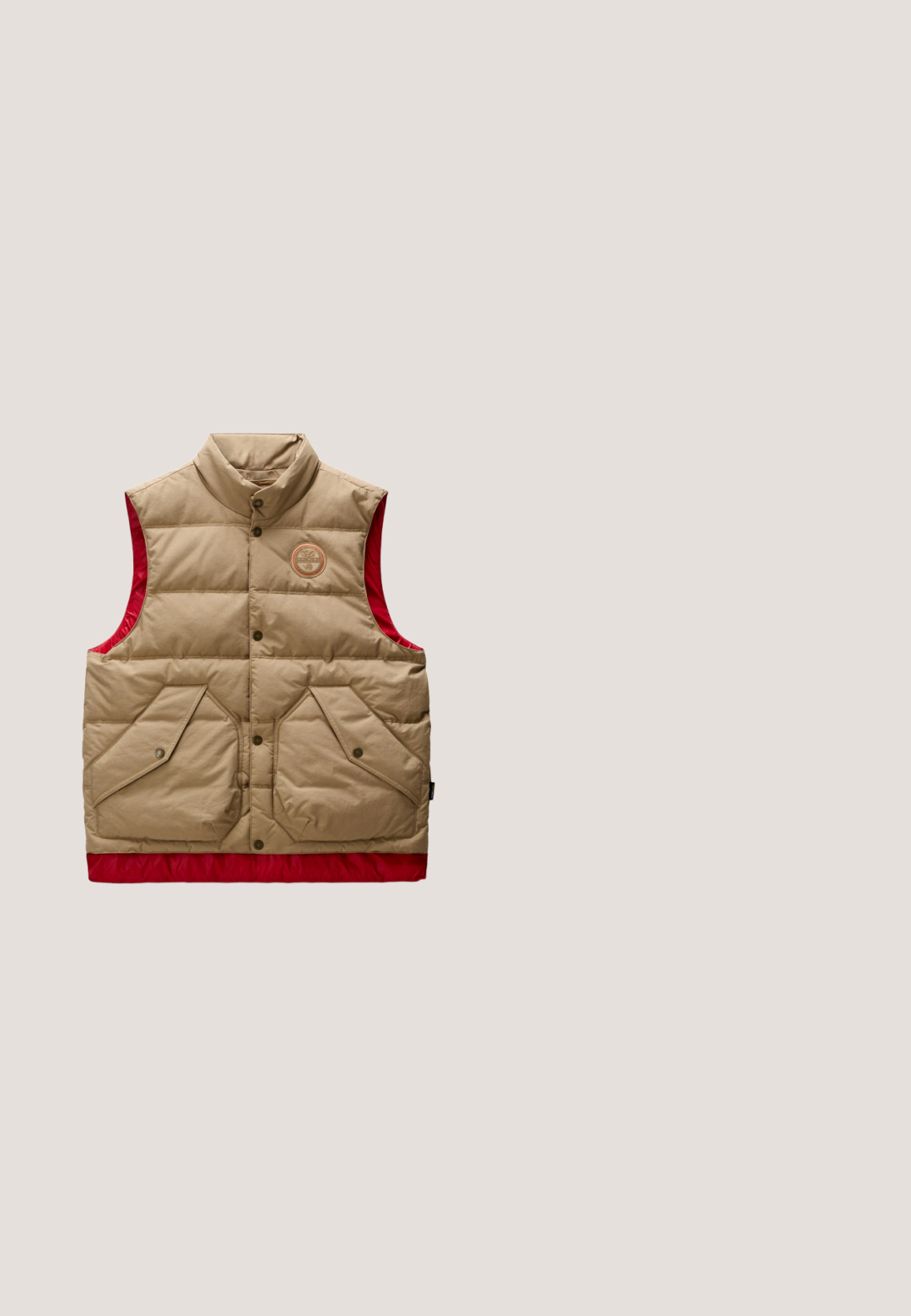 Beige og rød dunvest med høj krave, trykknapper, to forlommer med klap og et cirkulært logo på brystet.; Brun sweatshirt med kvart-zip og mørkebrune friluftsinspirerede motiver, herunder blomster, dyr, træer og mærkenavnet Napapijri.; Langærmet beige rugbytrøje med brune farveblokke, knapkrave, stor forlomme med rød blomst broderi samt teksten "NAPAPI" henover brystet.; Brune bomuldsbukser med lige pasform, forstærkede sømme og sidelommer. Har en knaplukning og bæltestropper i taljen.; Brun læder vandrestøvle med en beige krave, sort gummisål og gyldne metaløjer. Har et Timberland-logo på siden.; Beige rektangulær crossbody-taske med lynlås foroven, navyblå lynlåstrækker og et lille broderet rytterlogo i nederste højre hjørne.