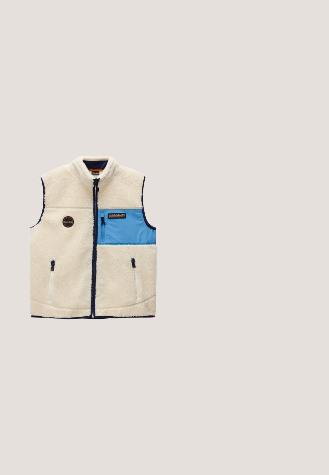 Chaleco sin mangas de forro polar beige con ribete azul marino, un bolsillo en el pecho con cremallera azul, dos bolsillos frontales con cremallera y parches de marca en el pecho.; Sudadera azul con capucha, bolsillo canguro frontal, cordones ajustables, puños acanalados y pequeño logo de árbol bordado en el pecho izquierdo.; Camiseta azul de cuello redondo hecha de algodón, con mangas cortas y un pequeño logo de un árbol oscuro en el área del pecho izquierdo.; Pantalones deportivos de color azul marino con cintura elástica, bolsillos laterales, pequeño logo amarillo "ALXVS" y cordones ajustables en los bajos de las piernas.; Zapatos de senderismo con parte superior de textil gris y acentos de ante amarillo. Cuentan con una suela de goma texturizada con un patrón en zigzag para mayor agarre.; Riñonera azul marino con bolsillo frontal con cremallera y correa ajustable, con una parche de cuero marrón con logo en relieve.