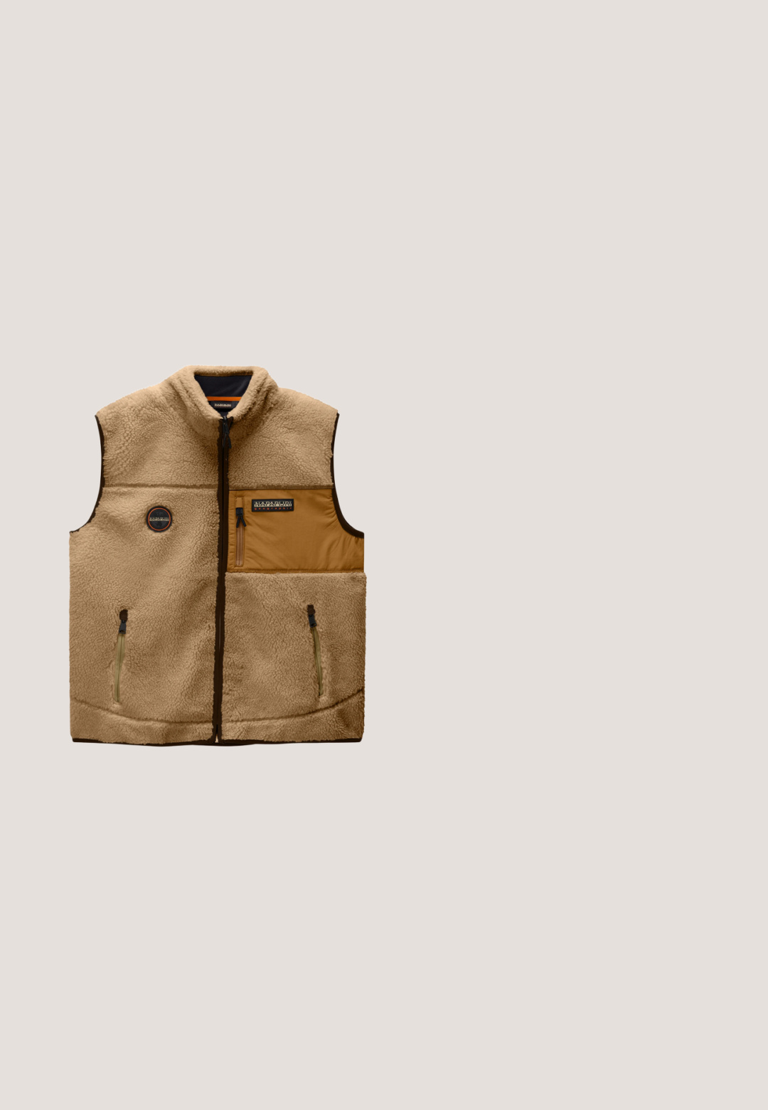 Beige Fleece-Ärmellose Weste mit durchgehendem Frontreißverschluss, zwei Seitentaschen mit Reißverschluss und einer Brusttasche mit Reißverschluss und Markenlogo-Patch.; Dunkelbrauner Hoodie mit Kängurutasche vorne, norwegischem Flaggen-Patch mit der Nummer 87 auf der Brust und einem runden Logo-Patch am linken Ärmel.; Schwarzes Langarm-Polohemd mit einem strukturierten horizontalen Streifenmuster in Orange und Blau, mit einem Logo-Patch auf dem linken Ärmel.; Braune Arbeitshose mit geradem Bein, vorderen Taschen, Gürtelschlaufen, verstärkten Nähten und einer Werkzeugschlaufe an der rechten Seite.; Braune Wildleder- und Leder-Sneaker mit einem perforierten Design, runder Zehenpartie, schwarzem Außensohle und braunen Schnürsenkeln. Niedrigschuh-Silhouette mit Akzentdetails.; Hellbraune Canvas-Reisetasche mit dunkelbraunen Ledergriffen, vorderer Reißverschlusstasche und verstellbarem Schultergurt vor weißem Hintergrund.