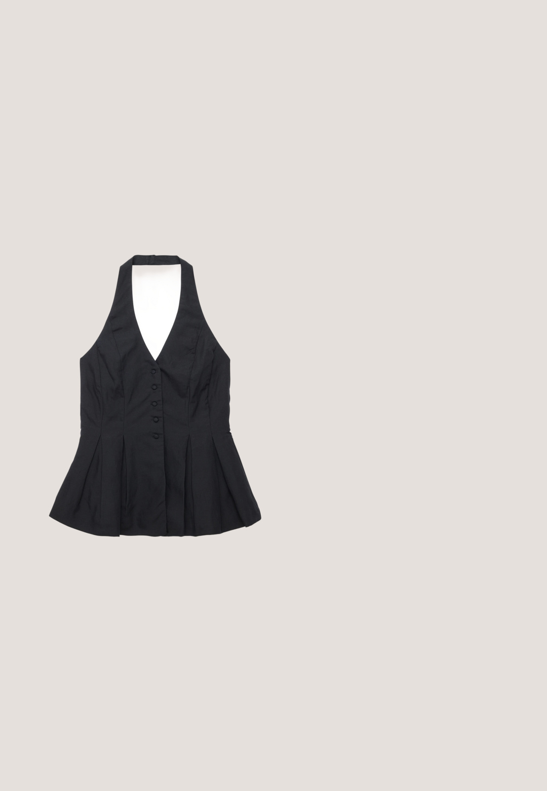 Haut noir sans manches à col licou avec un profond décolleté en V, fermeture à boutons sur le devant et ourlet évasé plissé.; Veste noire à manches longues avec col rond, fermeture avant dissimulée et ourlet et poignets élastiques, présentée sur fond blanc.; Shorts en denim noir avec une coupe droite, cinq poches et une fermeture à bouton argenté. Texture lisse avec un minimum de coutures.; Chaussure plate noire tissée à bout pointu avec bride arrière, petit talon et détails ouverts sur le côté, sur fond blanc.; Lunettes de soleil rectangulaires noires avec des montures épaisses et des verres teintés foncés, avec un petit emblème doré circulaire sur la branche.; Sac à main en cuir tressé noir avec une poignée unique tressée et une forme décontractée rectangulaire.