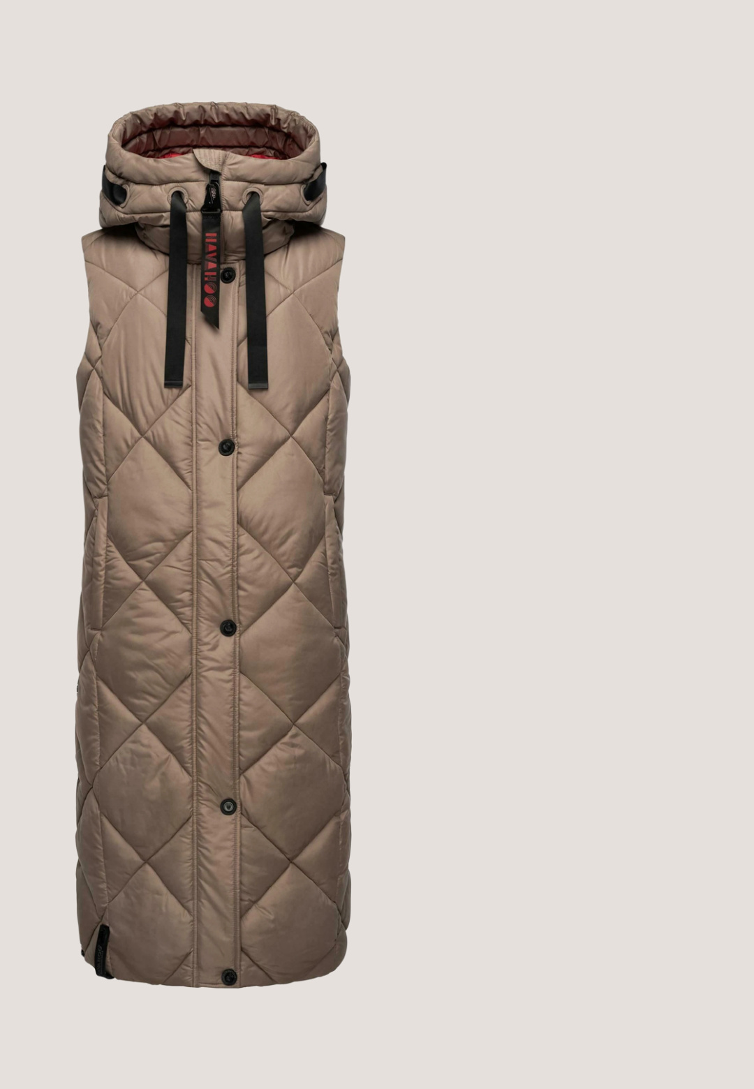 Veste sans manches matelassée en taupe avec un col montant, des boutons à l'avant et des cordons noirs. Présente une texture lisse et brillante.; Pull en col roulé tricoté en doux pêche avec un motif en relief de câble, des manches longues et une étiquette de marque tissée sur l'ourlet.; Haut à col roulé rose clair en tissu côtelé, avec des manches longues et une silhouette ajustée. Texture lisse et encolure continue.; Pantalon de jogging marron avec taille à cordon, deux poches latérales, et coupe fuselée. Fabriqué dans un matériau doux et extensible.; Botte chelsea en cuir marron avec une doublure intérieure douce, bout rond et lacets noirs. Comprend un talon bas et une semelle extérieure en caoutchouc texturée.; Sac cabas marron avec deux poignées en cuir, une bandoulière amovible, une poche avant et des perles décoratives suspendues à un cordon.