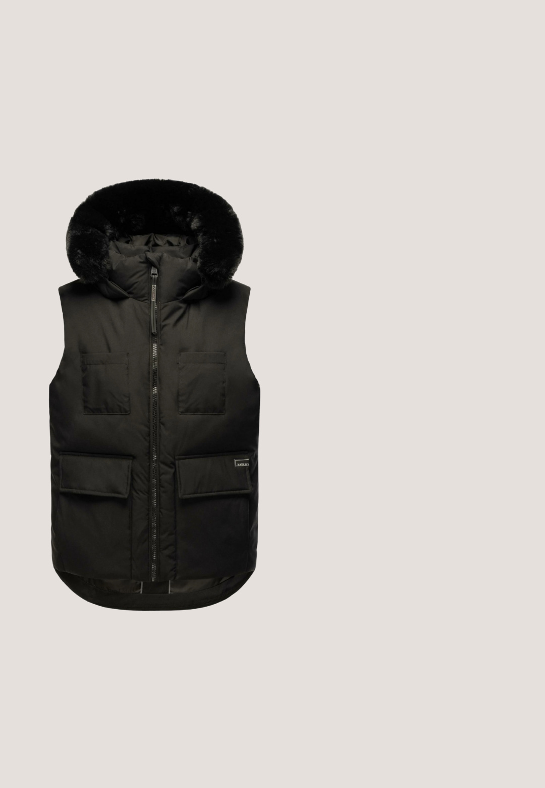 Sort ærmeløs puffer vest med en hætte foret med pels, med en frontlynlås, to brystlommer og to frontlommer med klap.; Lysegrå langærmet hættetrøje med snore, ribbet manchetter og kant samt synligt mærke inde i kraven.; Sort langærmet crew neck-shirt med tætsiddende pasform, vist på en hvid baggrund.; Mørkegrå sweatpants lavet af blødt materiale, med elastiske manchetter, snor i taljen og to sidelommer med syede kanter.; Sort atletiksko med en åndbar mesh-overdel og strukturerede overlays. Har en polstret sål og justerbare snørebånd for en sikker pasform.; Sort nylon bæltetaske med en buet form, der har en sølvfarvet lynlås og logo detaljer. Justerbar rem inkluderet. Glat tekstur.