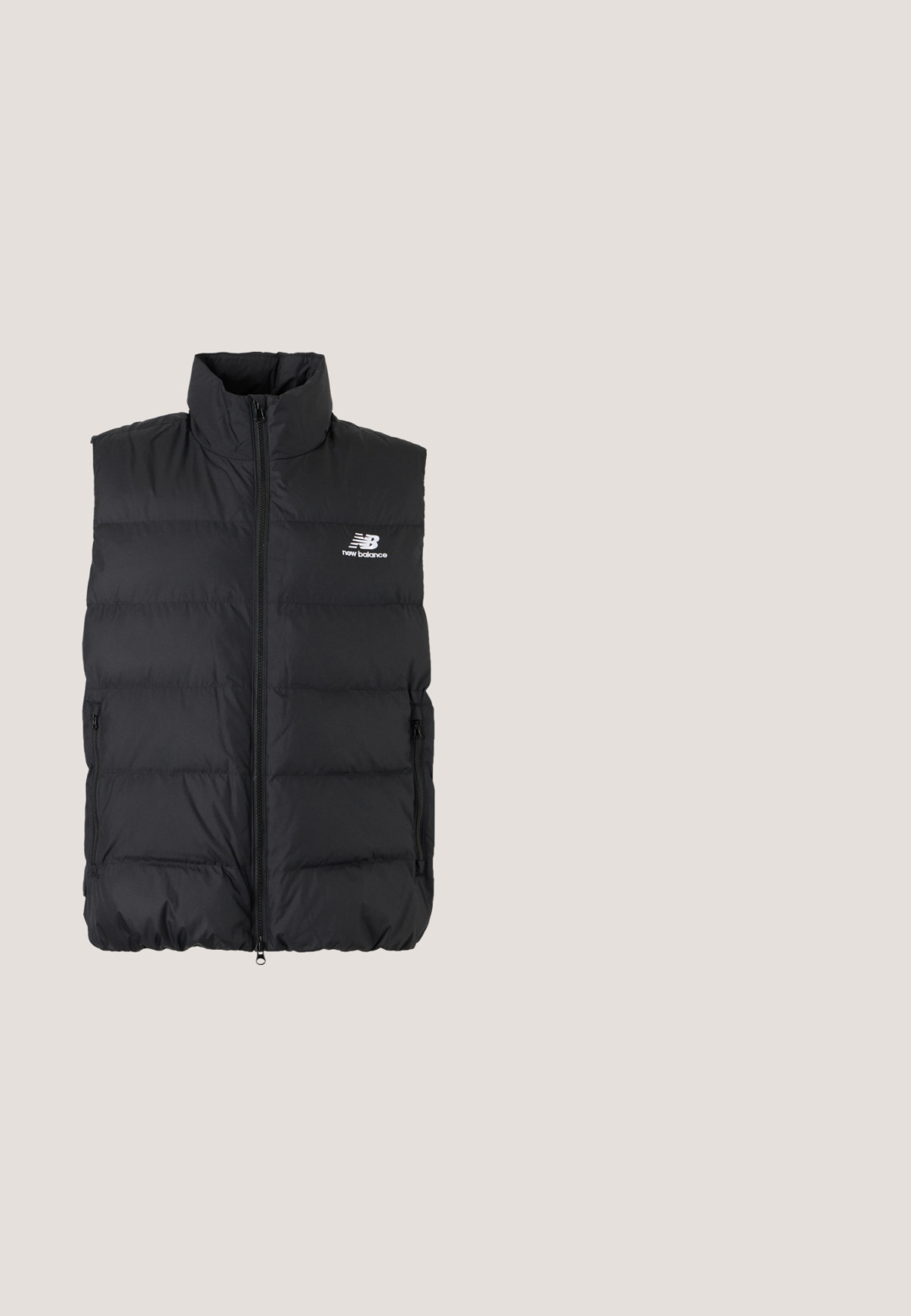 Veste sans manches rembourrée noire avec col montant, fermeture éclair à l'avant, poches latérales zippées et logo New Balance blanc sur la poitrine gauche.; Sweat-shirt bleu marine à col rond avec manches longues et petit logo blanc "ellesse" sur la poitrine gauche.; T-shirt noir à manches courtes et col rond avec un petit logo blanc "ellesse" sur la poitrine gauche.; Pantalon de survêtement gris clair, longueur intégrale, avec taille élastique et poignets aux chevilles, présenté sur un fond clair uni.; Baskets de sport gris clair avec une tige en mesh respirant, semelle en caoutchouc texturé et accents réfléchissants. Présente un col rembourré et un design à lacets.; Sac à bandoulière en nylon noir avec un patch logo texturé, fermeture éclair et une sangle ajustable dotée d'un fermoir en métal argenté.