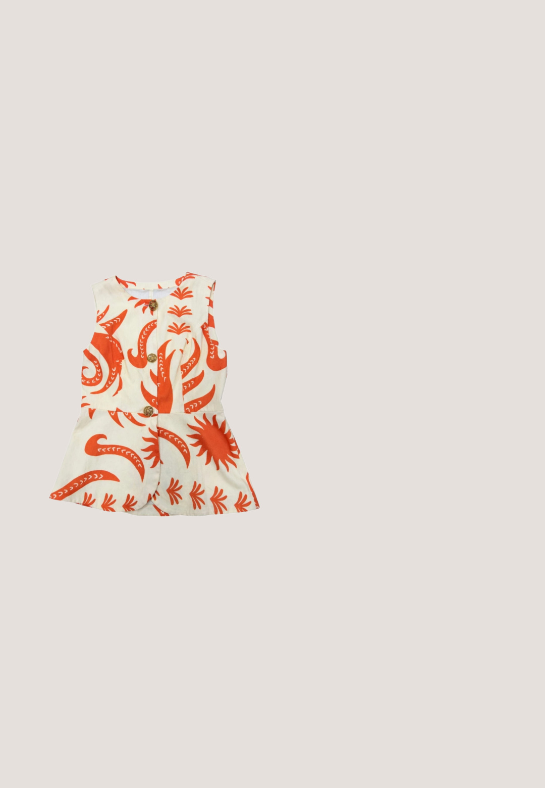 Blouse blanche sans manches avec des motifs floraux abstraits orange et trois boutons décoratifs dorés sur le devant.; Pull en maille orange asymétrique à manches longues, présentant un design à une épaule et un motif ajouré côtelé.; Pantalon blanc à jambes larges avec des motifs abstraits audacieux orange représentant un soleil et des tentacules, fermeture éclair à l'avant, sans poches visibles.; Sandale compensée rouge avec deux brides, bout ouvert et talon de hauteur moyenne, vue de côté sur fond blanc.; Sac cabas tissé rayé avec des rayures horizontales orange, rouge, jaune et blanche et deux longues bandoulières en cuir marron.; Bracelet chaîne en or avec pendentif étoile de mer orange et bleu, morceau de corail rouge et petit pendentif hippocampe en or.