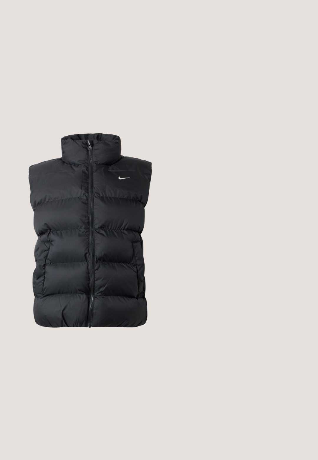 Sort polstret ærmeløs vest med lynlås foran og lille hvid Nike-logo på venstre bryst mod ensfarvet baggrund.; Sort Nike hættetrøje med forlomme, lange ærmer, ribkant ved ærmeafslutning og kant samt lille hvid Nike swoosh logo centreret under hætten.; Grå kortærmet bomuld T-shirt med rund hals og lille hvid Nike swoosh logo centreret på brystet.; Mørkegrønne joggingbukser lavet af blødt stof med elastisk linning og snøre samt smalle manchetter. Lille hvidt logo foran.; Sort læder slip-on sko med flad sål, tekstureret finish, polstret overdel og guldfarvet logo-accent. Designet for komfort og nem påtagning.; Sort nylon shopper med to skulderstropper, med en stor hvid Nike-logo, lynlås og et strømlinet rektangulært design.