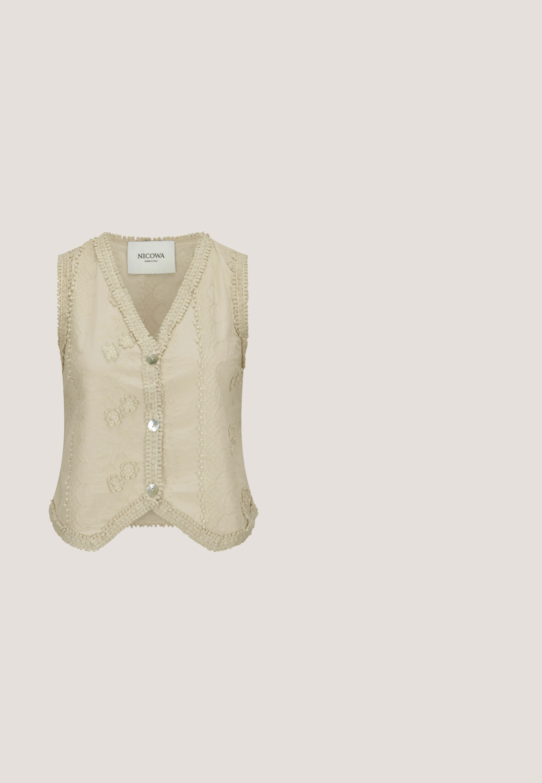 Roomkleurig mouwloos vest met bloemenborduurwerk, haakrandje en drie knopen aan de voorkant, met het label "Nicowa Made in Italy."; Gebreide mouwloze top in lichtbeige met opengewerkte patronen, gestructureerde strepen en een gegolfde zoom. Ronde halslijn en dunne schouderbandjes.; Beige korte broek met elastische tailleband, trekkoord en geborduurde bloemmotieven aan de voorkant en zijkanten.; Beige suède enkelboot met een spitse neus, decoratieve stiksels en metalen studs langs de randen. Heeft een lage, gestapelde hak.; Witte rechthoekige zonnebril met donkere verlopende glazen, van voren bekeken tegen een witte achtergrond.; Geweven strotas met cognackleurige leren handvatten en gestikte verticale leren accenten, versierd met een meerkleurige kwast en schelpbedel.