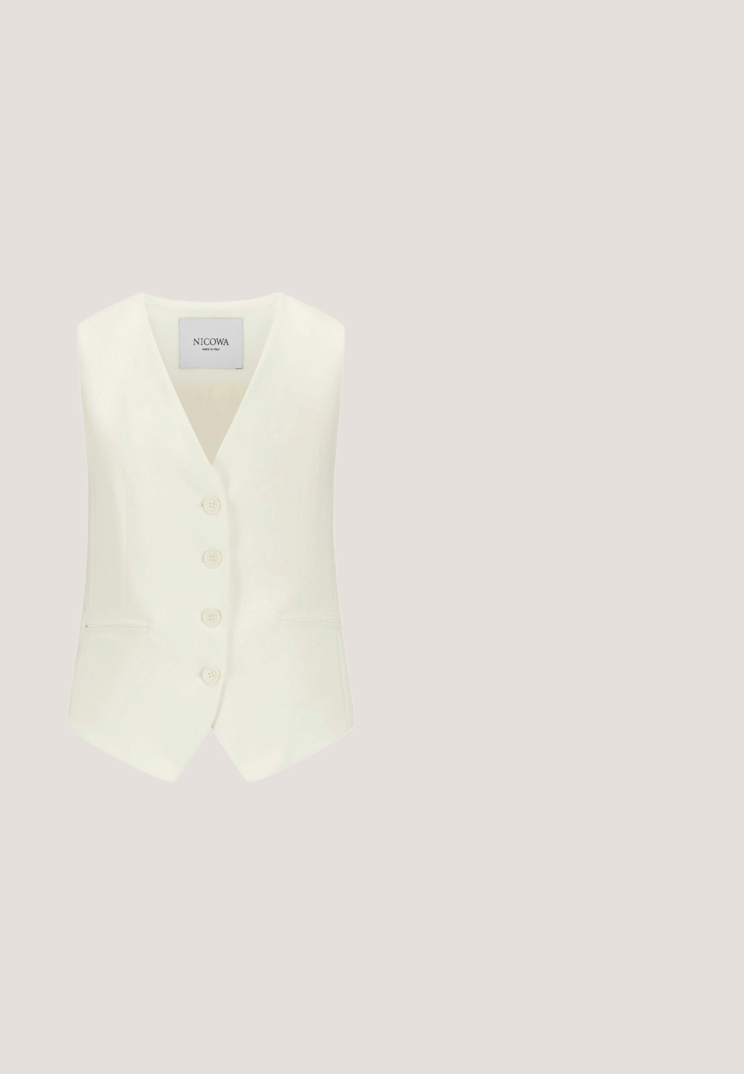 Witte mouwloze vest met een diepe V-hals, vijf knopen aan de voorkant, twee zijzakken en een getailleerde pasvorm, gemaakt van een gladde stof.; Witte, loszittende blouse met brede 3/4 mouwen, open kraag en geen zichtbare knopen, afgebeeld op een witte achtergrond.; Beige slim-fit broek met riemlussen en verborgen sluiting aan de voorkant, ontworpen voor een strakke, moderne uitstraling.; Witte open teen hakken met een eenvoudig ontwerp, featuring een brede voorband, enkelband en een lage blokhak. Gladde synthetische materialen.; Zonneklepbril met kattenoog in schildpadmotief, met bruin verloopglas en kristallen versieringen op de pootjes en voorste hoeken.; Grote bruine suède shopper met twee lange hengsels en details van gespen aan de zijkant, op een witte achtergrond.