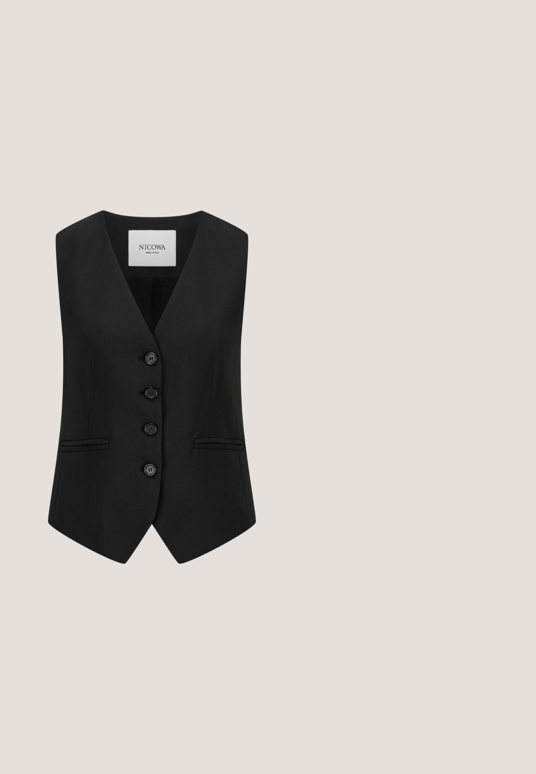 Zwart op maat gemaakt vest van stof met een gladde textuur. Kenmerkt zich door een V-hals, vijf knopen en twee voorkgzakken, ontworpen met een getailleerde silhouette.; Zwarte langarm t-shirt gemaakt van zachte stof. Heeft een ronde halslijn en een getailleerd silhouet. Eenvoudig ontwerp, geen patronen of accenten.; Zwarte wijde broek met hoge taille, gemaakt van soepele stof. Heeft minimale details en een getailleerde pasvorm.; Zwarte slingback hakken van lakleer met een spits toelopende neus, voorzien van gekruiste smalle bandjes en gouden gespsluitingen bij de enkel.; Zwarte cilindervormige handtas van gestructureerd leer met lange banden en gouden sluitingsdetails, inclusief een klein voorvak voor een portemonnee en een leren label.; Gouden armband met een bedel van een zwart klavertjevier en een verstelbare sluiting met een kleine bedel in de vorm van een vogel.