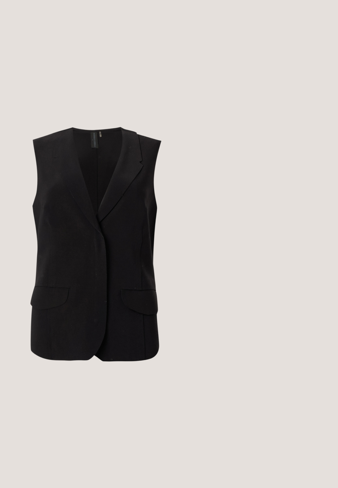 Sort ærmeløs skræddersyet vest med reverskrave og to forlommer med klap på en ensfarvet lys baggrund.; Sort gennemsigtig langærmet bodystocking med hvid krave. Har en glat tekstur og tætsiddende pasform. Inkluderer lukning bagpå.; Sort brede bukser lavet af blødt stof, med høj talje og et matchende bælte, med en glat tekstur og uden synlige mønstre.; Sorte ruskinds højhælede pumps med spids tå, der har en blank sort blokhæl og en glat indvendig foring.; Sort flettet hobo-taske med blød struktur og integreret håndtag, vist på en ensfarvet lys baggrund.; Par sølvtonede metaleøreringe formet som den kantede bogstav M med runde fester på en hvid baggrund.