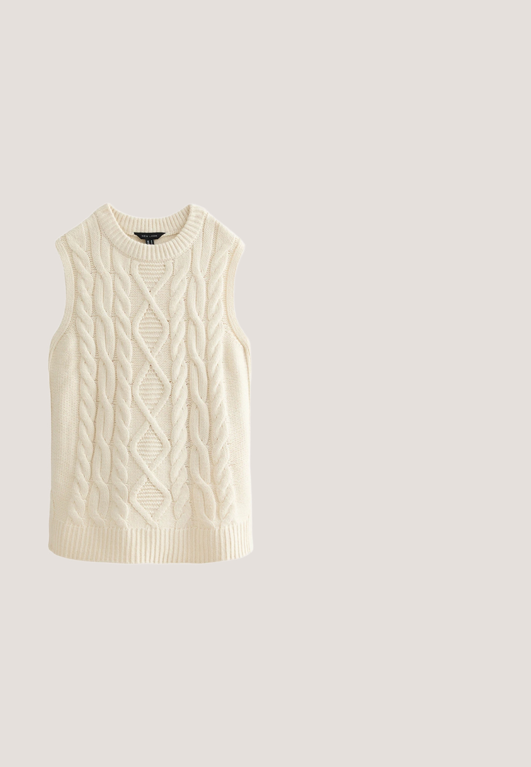 Gilet en tricot cable sans manches de couleur crème avec encolure ronde et ourlet côtelé, présentant des motifs texturés en losange et tresse.; Blouse sans manches écrue avec col mandarin et patte de devant comprenant deux rangées verticales de petits boutons.; Jupe midi plissée en satin marron avec une taille haute et un détail de boucle latérale, présentée à plat sur un fond blanc.; Timberland MID CHELSEA BOOT. - Bottines - dark brown; Boucles d'oreilles puces en diamant rond serties dans un sertissage en or jaune à quatre griffes, présentées sur fond blanc.; Ceinture en cuir marron roulée avec surface texturée et boucle dorée incurvée brillante sur fond blanc.