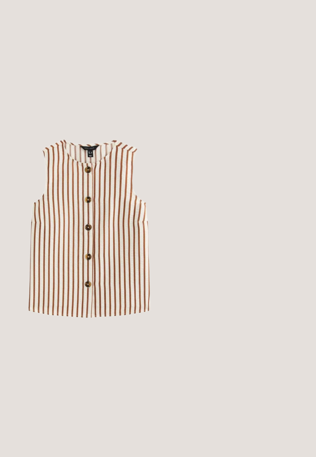 Ærmeløs hvid bluse med vertikale brune striber og fem mørkebrune knapper ned foran i midten.; Ærmeløs beige strikket polo-top med tre brune knapper og ribbet kant, lagt fladt på en hvid baggrund.; Beige plisserede shorts med et skræddersyet design, der har høj talje og en glat tekstur. Fire frontplisseringer skaber volumen. Ingen lommer.; Brun læder slide sandal med flad sål og bred rem over tæerne, vist fra siden på en hvid baggrund.; Brune transparente solbriller med rektangulære rammer og mørkebrune linser. Bøjlerne har subtil branding og en glat, blank finish.; Beige vævet håndtaske med hvide læderhåndtag, kanter og justerbar skulderrem, der har et gyldent ornamentalt logo på forsiden.
