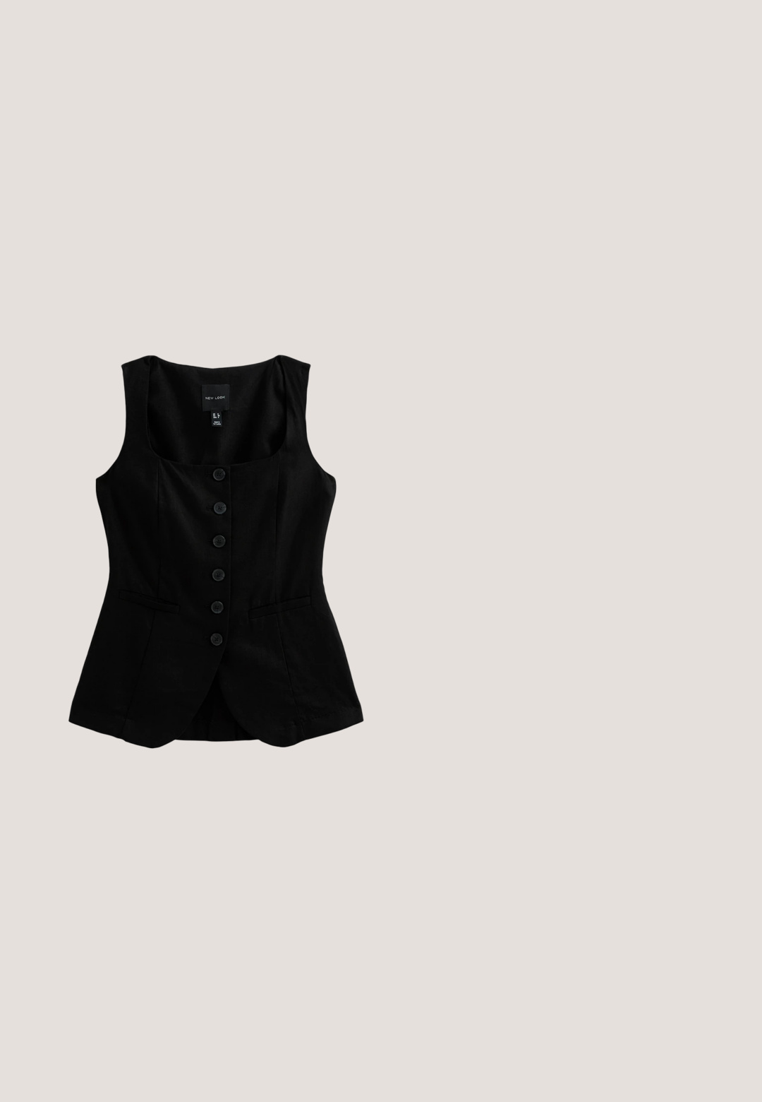 Veste noire sans manches avec six boutons devant, deux petites poches avant et un col carré.; Blouse blanche à manches courtes avec des pois noirs, décolleté rond et tissu doux légèrement texturé. Présente des manches bouffantes discrètes.; Pantalon noir à jambes larges avec des pois blancs, taille élastique et poches latérales, présenté à plat sur fond blanc.; Chaussure plate noire avec un design à bout pointu, tige en maille avec des accents en strass, et une fine bride pour un maintien sécurisé. Semelle plate.; Lunettes de soleil noires avec un design angulaire en œil de chat, verres teintés foncés, montures en plastique brillant, et un subtil accent doré sur les branches.; Sac fourre-tout tissé noir avec poignées rondes, fleurs décoratives et bandoulière marron amovible.