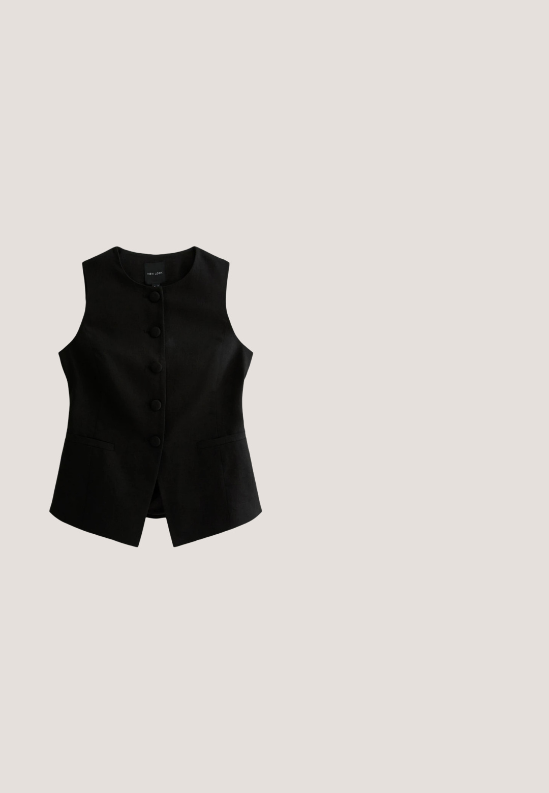 Chaleco sin mangas negro con corte recto, siete botones en la parte delantera y dos bolsillos laterales. Fabricado con tela texturizada.; Camiseta negra de manga corta hecha de algodón suave, con un cuello redondo y un dobladillo curvado, con mangas enrolladas para un ajuste relajado.; Pantalones negros con lunares blancos, corte recto y cintura ajustada, mostrados planos sobre un fondo blanco.; Mocasín de charol negro con punta redondeada, detalles plisados y borlas decorativas. Tacón bajo, textura suave y diseño minimalista.; Gafas de sol negras con forma de ojos de gato, montura de plástico grueso, lentes oscuros y grabado en plata "L37" en la patilla. Acabado de alto brillo.; Bolso de mano de cuero negro con un diseño estructurado, textura suave, correa de hombro ajustable y una solapa frontal con un detalle de hebilla.