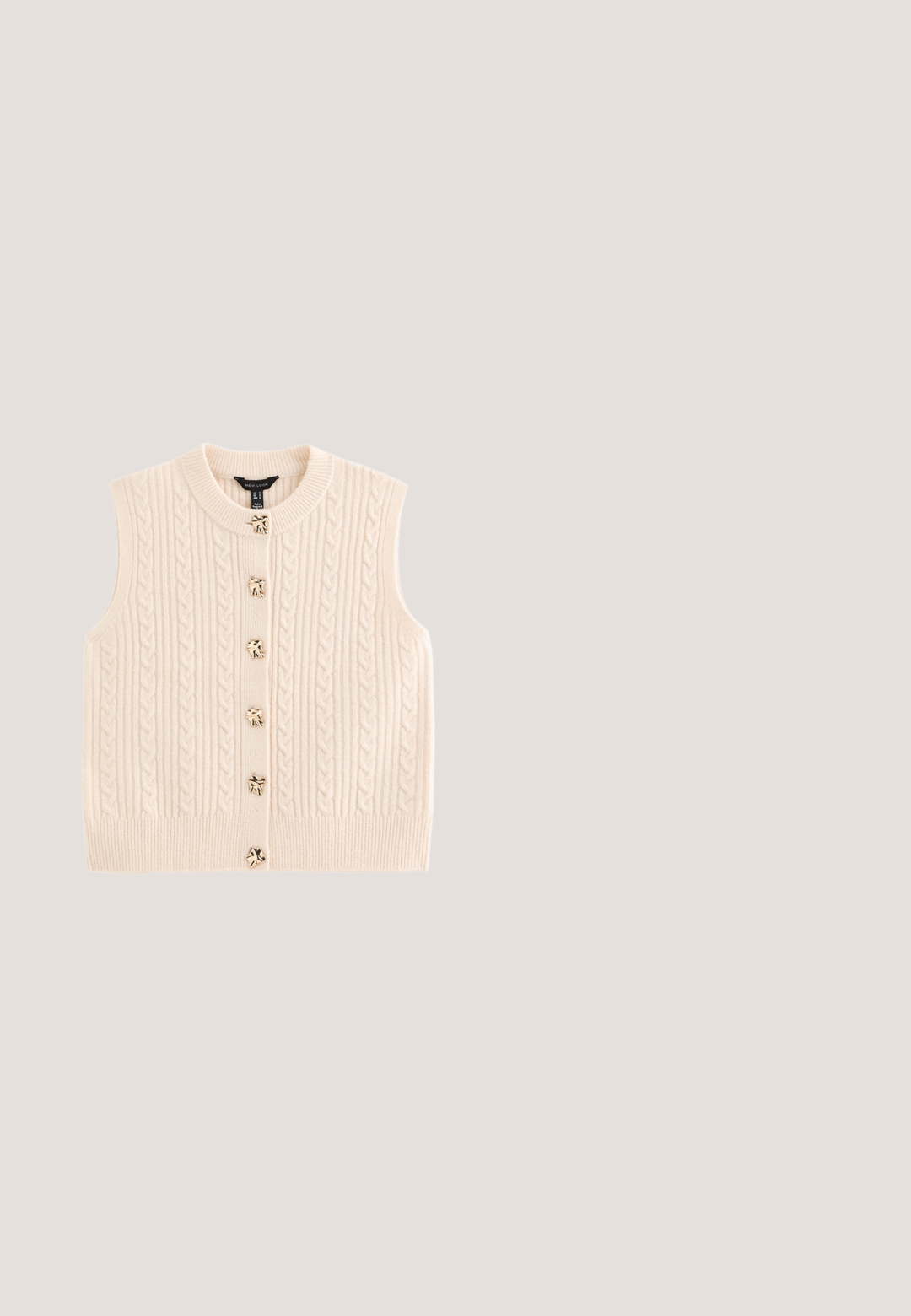 Ärmelloser Pullover mit Zopfmuster in Creme, mit rundem Halsausschnitt und sechs goldfarbenen Knöpfen vorne. Gerippter, strukturierter Saum.; Kurze Jacke aus braunem strukturiertem Stoff, mit rundem Halsausschnitt, langen Ärmeln, zwei Brusttaschen und goldenen Knopfverschlüssen.; Langärmliges, weißes, kurzes Oberteil mit quadratischem Ausschnitt, Kordelzug-Detail und Spitzenbesatz über der Brust und am Saum, mit gerafftem Muster.; Beiger Midirock mit braunem Karomuster und plissiertem Stoffdesign.; Braune Lederloafer mit einer strukturierten, geflochtenen Vorderseite, runder Spitze und niedrigem, gestapeltem Absatz. Glatte Oberfläche mit dezenten Steppnähten.; Braune, strukturierte Lederhandtasche mit goldenen Beschlägen, zwei oben angebrachten Griffen, abnehmbarem Schulterriemen und einem sicheren Verschluss auf der Vorderseite.
