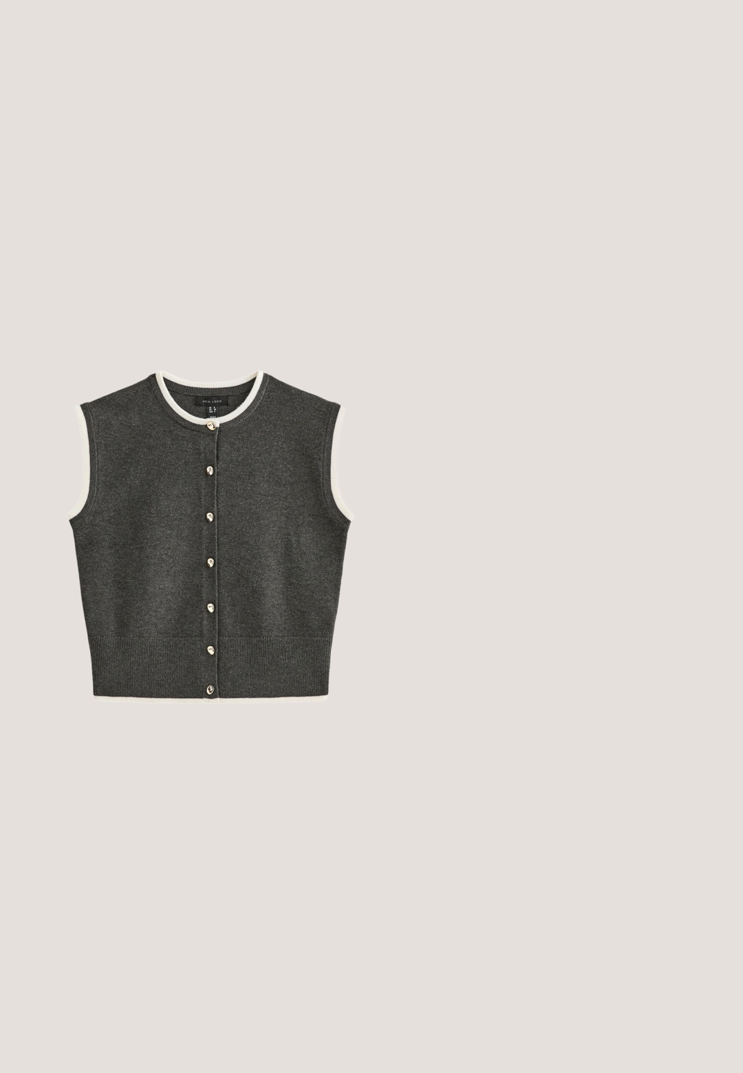 Veste sans manches en tricot gris foncé avec boutons, bordée de blanc au col, aux emmanchures et à l'ourlet.; Haut en maille côtelée noire à manches longues avec encolure ronde et ourlet légèrement incliné, conçu pour une silhouette ajustée.; Tissu noir avec une texture lisse et mate, montrant des variations subtiles d'ombre et de fibres, drapé pour révéler des courbes douces et de la profondeur.; Mocassins en daim noir ornés d'un nœud et dotés d'un petit talon. Le design présente une texture lisse et une silhouette classique et épurée.; Lunettes de soleil carrées oversize noires avec des verres foncés dégradés et des branches fines en métal argenté comportant un motif subtil.; Sac à main en cuir noir avec deux poignées supérieures, sangle ajustable, quincaillerie dorée, finition texturée et petite étiquette attachée affichant un logo.