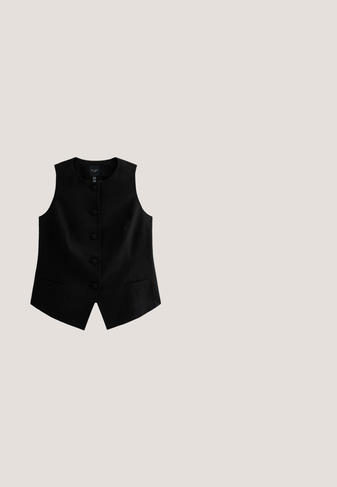Zwarte mouwloze vest gemaakt van textuurstof, met een rechte snit, ronde halslijn en zes knopen aan de voorkant. Inclusief twee zijzakken.; Zwarte mouwloze geribbelde gebreide top met een ronde halslijn en licht geplooide zijkant detail.; Zwarte wijde broek met elastische tailleband en trekkoord, voorzien van zijzakken en een ontspannen pasvorm.; Zwarte geweven platte sandaal met gewatteerde geplooide stoffen teenslipper, zijaanzicht op witte achtergrond.; Zwarte ovale zonnebril met dikke monturen en donker getinte glazen, afgebeeld tegen een witte achtergrond.; Zwarte geweven draagtas met twee lange gevlochten handvatten, een open bovenkant en een rechthoekige bodem.