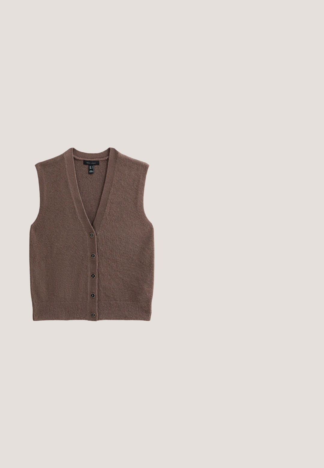 Brun ærmeløs cardigan lavet af blødt, tekstureret stof. Har en dyb V-halsudskæring og seks sorte knapper ned foran.; Beschnitten jakke i brunt tekstureret stof, med rund halsudskæring, lange ærmer, to brystlommer og guldknafs.; Hvid skjorte med lange ærmer, flæset høj krave og lodret flæseaccent foran. Letvægts bomuldsstof.; Midlang plisseret nederdel med sort og hvid hundetandsmønster, høj talje og struktureret stof.; Brune patenterede læder loafers med en kraftig sort sål, med en guldbeslag accent på fronten og diskrete syninger på siderne.; Brun læderhandtaske med justerbar crossbody-strop, top-håndtag, frontklap og dekorative hardware-accenter. Har en glat tekstur.