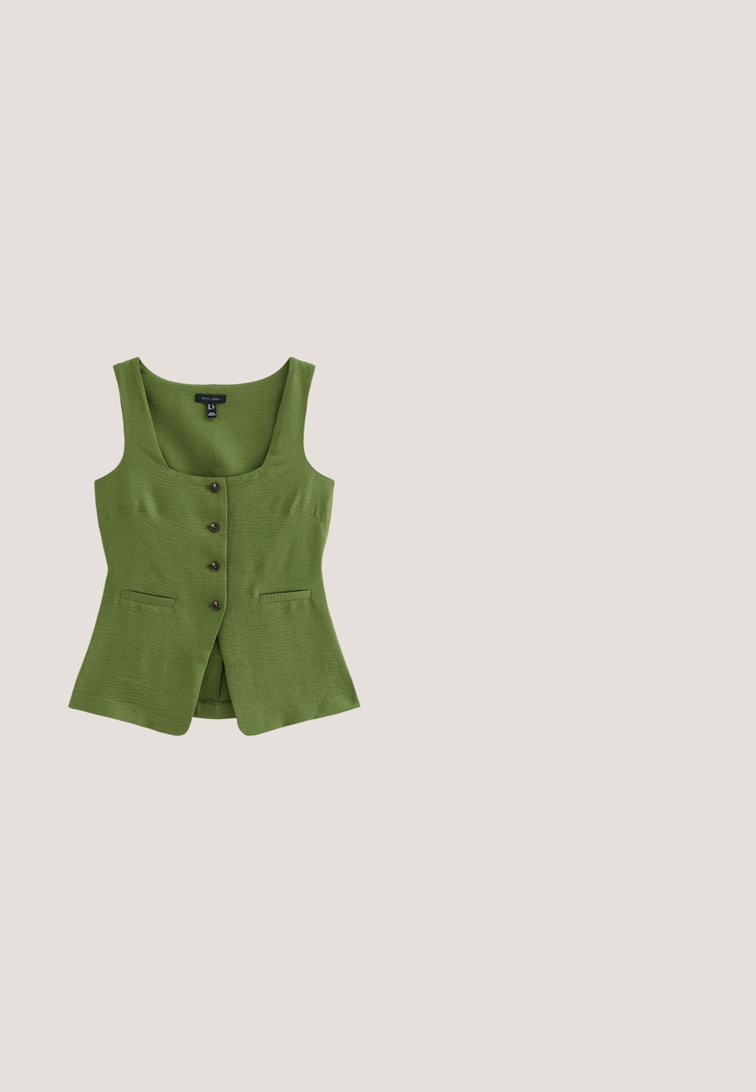Groene mouwloze vest met knopen, vierkante halslijn en twee voorzakken met openingen, getailleerde pasvorm met gestructureerde stof.; Mouwloos cropped top met verticale strepen in licht- en donkergroene linnenstof, voorzien van een ronde halslijn en een eenvoudig ontwerp.; Olijfgroene, losse broek met een elastische tailleband en trekkoord, voorzien van zijzakken en een lichtgewicht, gestructureerde stof.; Olijfgroene platte sandaal met een brede band, voorzien van een zilveren gespsluiting en een platte zwarte zool. Gladde textuur en minimalistisch ontwerp.; Oversized zonnebril met donker getinte glazen en een dik schildpadrand, van voren getoond op een witte achtergrond.; Rechthoekige olijfgroene geweven handtas met twee gevlochten handvatten en open bovenkant, met een getextureerd, in elkaar verweven patroon.
