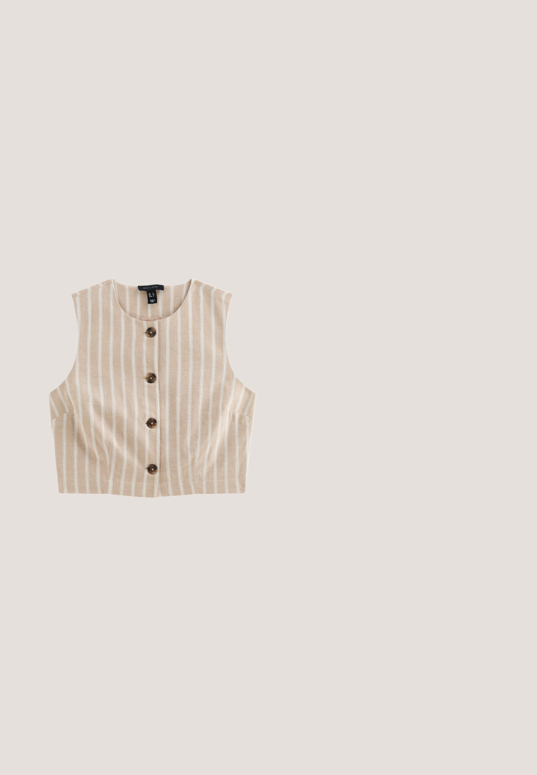 Beige ærmeløs vest med lodrette hvide striber og fire mørke runde knapper foran, lavet af let stof.; Olivengrøn ærmeløs tanktop med rund halsudskæring og blødt stof, med et lille indvendigt mærke bag på nakken.; Marks & Spencer PURE FRONT BERMUDA - Shorts - beige; Brune læderslidesandal med tre smalle stropper, flad sål og tekstureret gummisål. Minimalistisk design uden yderligere udsmykninger.; Ovale solbriller med skildpaddemønster og mørke linser, set forfra mod en ensfarvet hvid baggrund.; Beige mulepose med tynde hvide lodrette striber og cremefarvede håndtag, med guldbelagt tekst "VITAMIN SEA" foran.