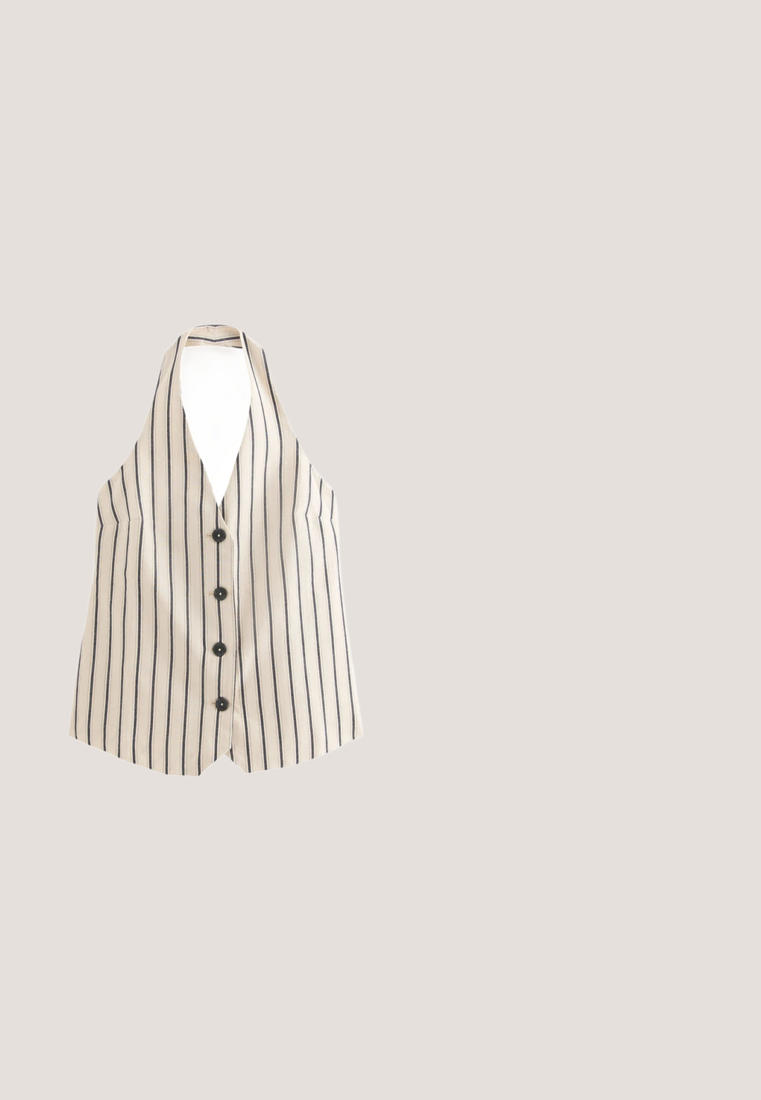 Hvid ærmeløs halterneck vest med lodrette sorte striber og fire sorte knapper ned foran.; Lyseblå strikket tanktop med hvid kant, der har tynde skulderstropper og en tætsiddende design med en glat, tekstureret overflade.; Cremefarvede bukser med vidde, elastisk talje og snøre fortil, med brede manchetter ved forneden.; Mørkeblå og hvide stribede åben tå slide-sandal med to justerbare spænderem og flad sål.; Katteøje-solbriller med mørkeblå acetatrør, gradientblå linser, tekstureret overflade og en sølv-logoaccent på siden.; Lille mørkeblå stofhåndtaske med brun læder justerbar rem og top lynlås lukning.