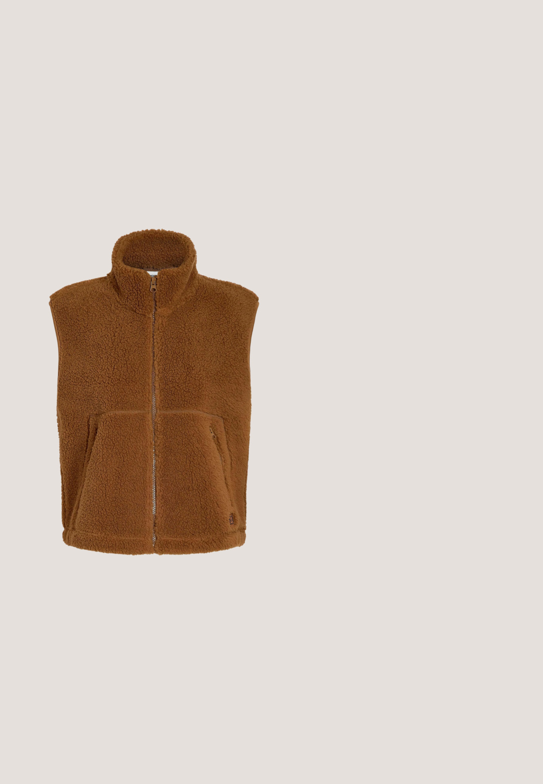 Chaleco de forro polar marrón, esponjoso y sin mangas, con cremallera frontal, cuello alto y dos bolsillos delanteros sobre un fondo blanco liso.; Sudadera con capucha marrón de forro polar con una superficie texturizada, corte oversize, cordones ajustables, un bolsillo frontal, y puños y dobladillo acanalados.; Camiseta recortada de color crema hecha de algodón con mangas cortas, que presenta un atrevido texto en marrón que dice "KANI" y una decoración en cursiva.; Pantalones de chándal marrones de tejido suave, con cintura elástica, tobillos ajustados y un corte relajado. Diseño minimalista intencionado.; Zapatillas de cuero marrón y blanco con puntera perforada, acentos texturizados y cordones planos. El modelo presenta un diseño de tobillo bajo y suela de goma.; Riñonera con estampado de leopardo en beige, marrón y naranja. Cuenta con un cierre superior con cremallera y correas negras ajustables para un ajuste seguro.