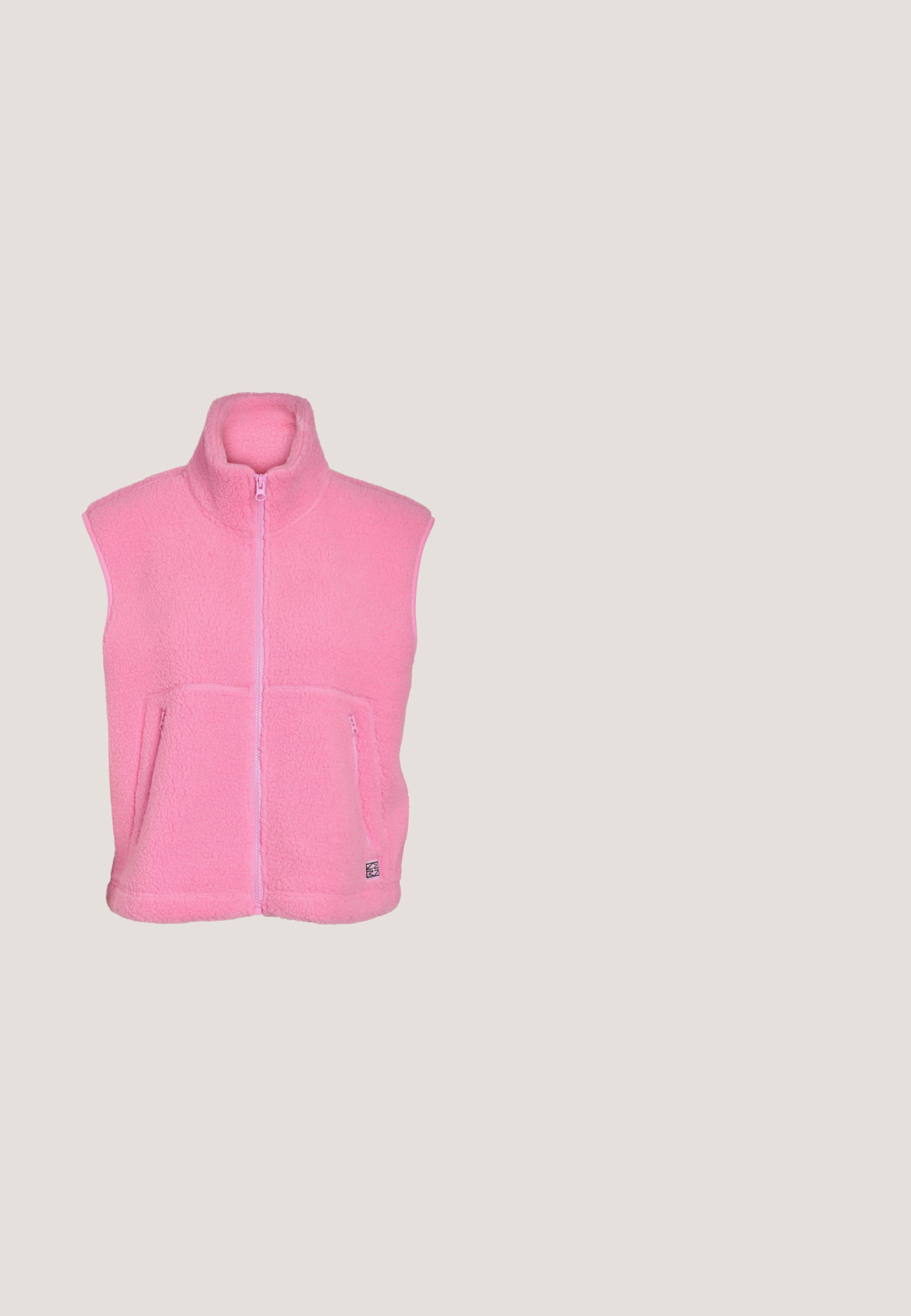 Ärmellose rosa Fleeceweste mit Frontreißverschluss, zwei Reißverschlusstaschen und Stehkragen, aus weich strukturiertem Stoff gefertigt.; Rosa Fleece-Hoodie mit Kängurutasche, weißem gesticktem Logo und weinroten Seitenpanelen. Verfügt über eine Kapuze mit Zugband und gerippte Bündchen.; Weißes T-Shirt mit kurzen Ärmeln und einem kleinen, dünnen roten Herzumriss auf der linken Brustseite, einfarbiger Hintergrund.; Rosa Cargo-Hosen aus Denim. Mit hoher Taille, weitem Bein, seitlichen Taschen und einem vorderen Knopfverschluss. Glatte Textur und einheitliche Farbe.; Rosa Sneaker mit Obermaterial aus Leder und Wildleder, weißer Gummisohle, abgerundeter Zehe, sechs Ösen und Logodetail an der Ferse.; Rote synthetische Tasche mit einem einzelnen verstellbaren Tragegurt, rechteckiger Form, Reißverschlussverschluss und einem strukturierten Patch mit "STUDIO BERLIN."