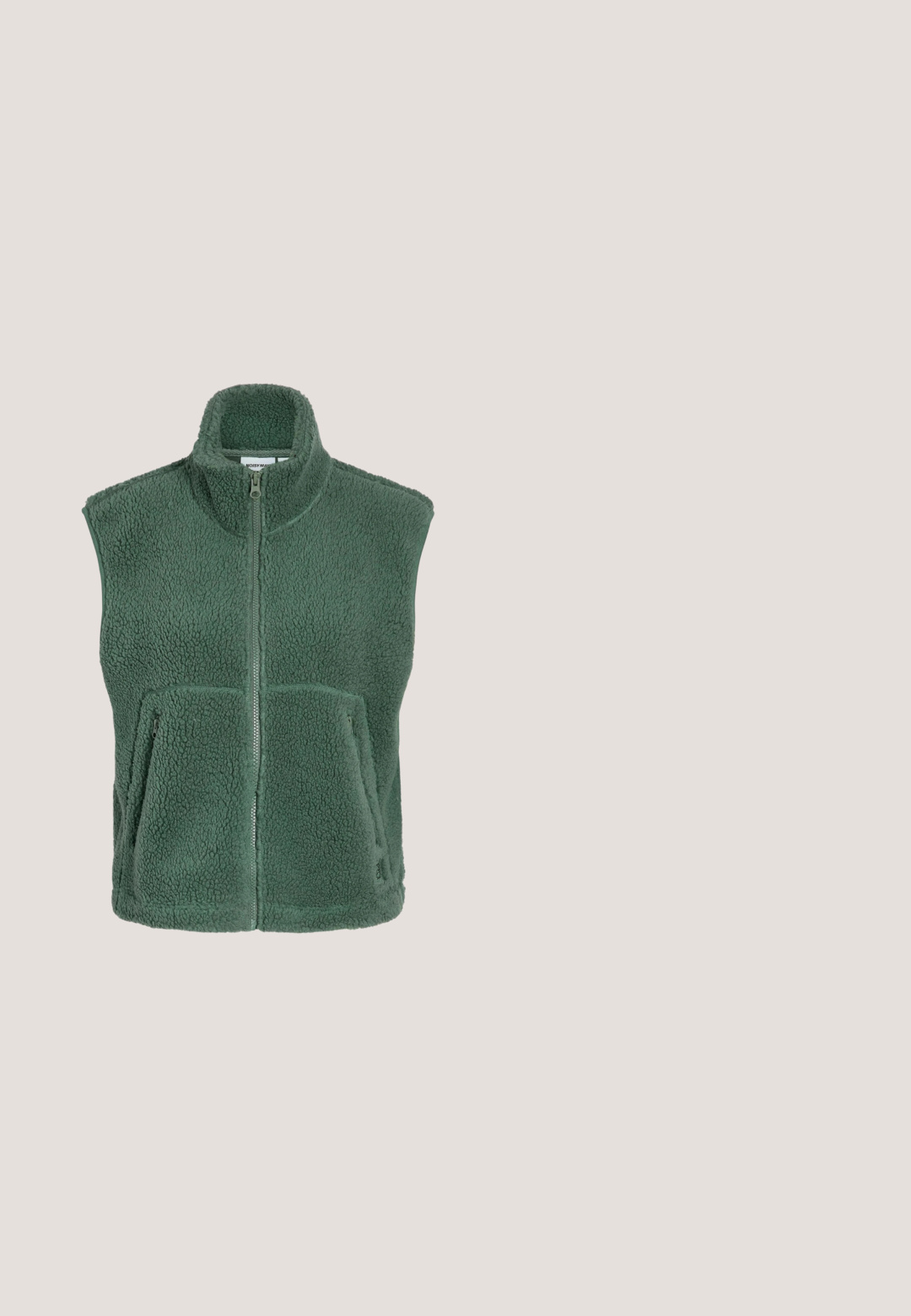 Mouwloze fleecevest in donkergroen met ritssluiting aan de voorkant en twee ritssluitzakken, met een hoge kraag en zachte gestructureerde stof.; Olivengroen sweatshirt met lange mouwen, "Georgia 1996 Sport Club" camouflageprint en rode grafische accenten op borst en schouders.; Olijfgroene geribde top met lange mouwen, een hoge ronde halslijn en een aansluitende silhouet, weergegeven op een witte achtergrond.; Donkergroene fluwelen broek met een aansluitende taille en licht uitlopende pijpen op een witte achtergrond.; Groene suède enkellaarsjes met een ronde neus, gestikte details en een gestructureerde zool. Voorzien van een lus aan de achterkant voor gemakkelijk aantrekken.; Olijfgroene glanzende hobo tas met een zachte, geplooide structuur, gebogen handgreep en subtiele branding aan de onderkant. Ritssluiting aan de bovenkant.