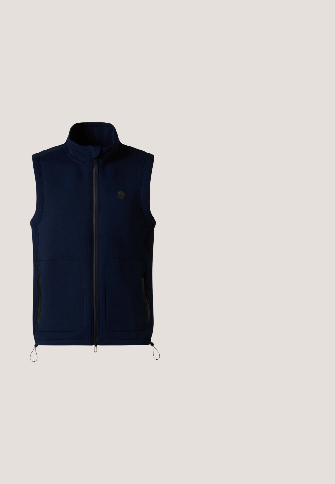 Ärmellose Fleece-Weste in Marineblau mit durchgehendem Frontreißverschluss, zwei Reißverschlusstaschen, hohem Kragen und verstellbaren Kordelzügen am Saum.; Kurzärmliges Sport-Shirt in Türkis mit strukturiertem Muster, schwarzen Seitenpanelen und einem runden Halsausschnitt, der von einem roten Saum akzentuiert wird.; Navyblaue Jogginghosen aus weichem Stoff mit elastischem Bund und Kordelzug, schmal zulaufenden Beinen und gerippten Knöchelbündchen.; Marineblauer Laufschuh mit orangefarbenem Logo, hellblauer und weißer gepolsterter Sohle und Schnürverschluss, in Seitenansicht dargestellt.; Sonnenbrille mit grauen getönten Gläsern, rechteckigen Kunststoffrahmen und metallischen Akzenten an den Bügeln; schlankes Design mit glänzender Oberfläche.; Dunkelblauer Reisetasche mit Muster, zwei Griffen und einer großen Reißverschlusstasche vorne auf weißem Hintergrund.