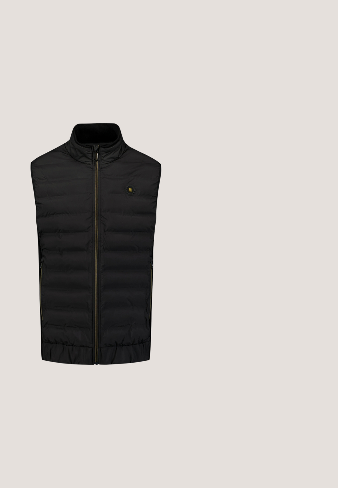 Gilet sans manches rembourré noir avec une fermeture éclair à l'avant, col montant, deux poches latérales zippées et petit logo hexagonal sur la poitrine.; Pull gris foncé à manches longues avec zip avant au quart, col montant, poignets côtelés et petite poche sur la manche gauche supérieure.; Polo noir à manches courtes avec col, petit logo sur la poitrine gauche, et une étiquette près de l'ourlet inférieur sur fond blanc.; Pantalon noir slim avec passants de ceinture, poches avant et fermeture par bouton à la taille.; Baskets synthétiques noires avec accents gris, design à lacets, col rembourré, panneau latéral texturé et semelle en caoutchouc blanche.; Lunettes de soleil noires polarisées avec des verres carrés, monture au fini mat, et accents argentés sur les branches portant le nom de la marque "GANT."