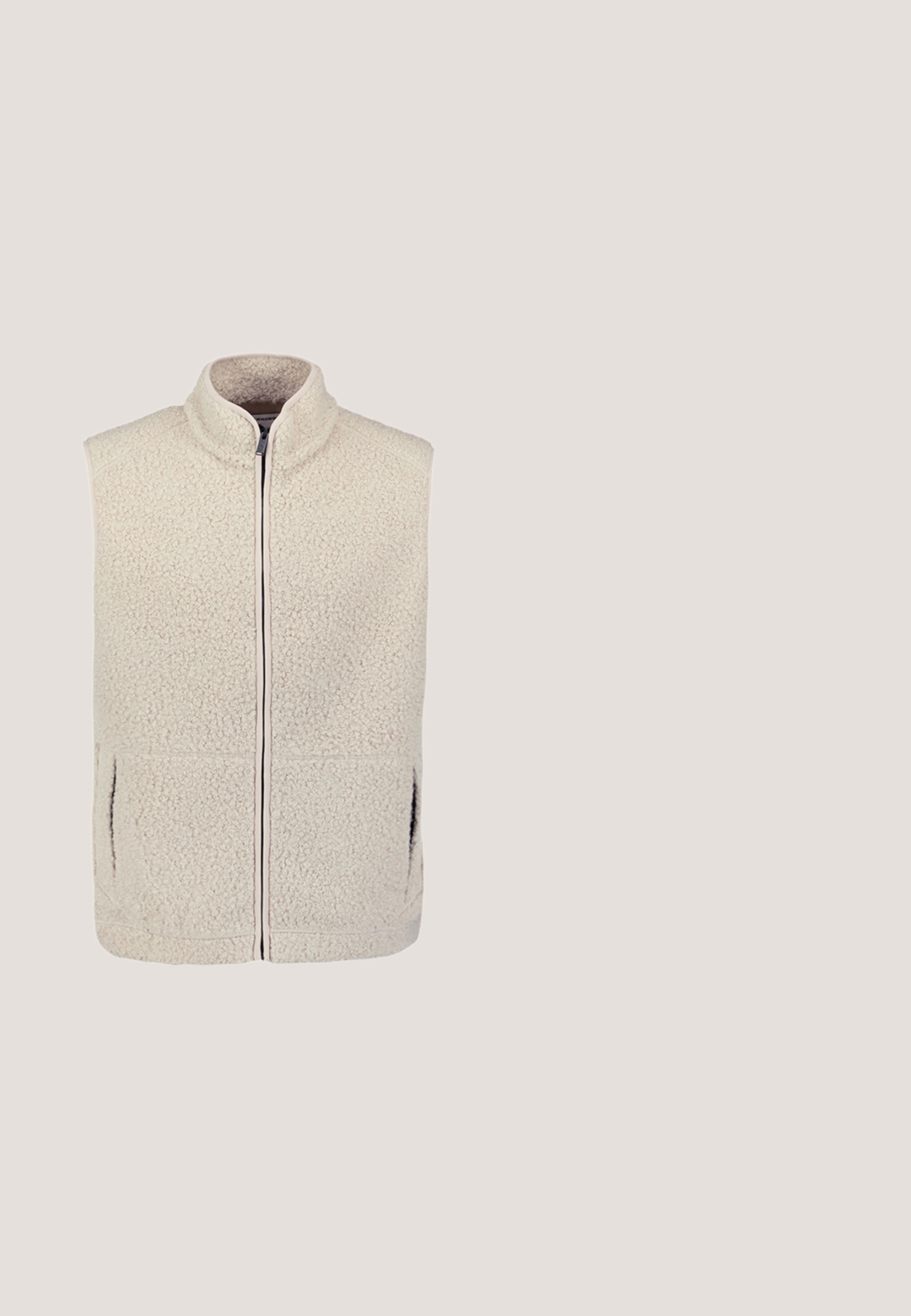 Crèmekleurig getextureerd fleece vest met opstaande kraag, rits aan de voorkant en zijzakken.; Crème-kleurige gebreide trui met een ritskraag, met een geribbelde textuur en lange mouwen. Eenvoudig ontwerp zonder patronen of accenten.; Korte mouw, T-shirt met ronde hals in licht beige, textuure stof met een klein logodetail op de borst en een label aan de zijkant.; Beige corduroy broek met elastische tailleband en trekkoord, rechte benen opgerold bij de zoom.; Beige en bruine Pepe Jeans London sneaker met witte veters, suède accenten en een zwart-witte zool, zijaanzicht.; Beige cilindrische duffeltas met voorvak en twee zwart-rode gestreepte handvatten die over de lengte van de tas lopen.