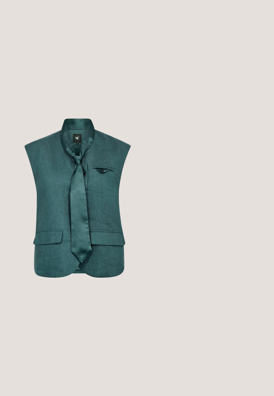 Mouwloos donker teal vest met een satijnen strik, gestructureerde kraag, twee klepzakken en één borstzak met een gevouwen detail.; Gele mouwloze crop top van zacht stof, met een ronde halslijn, een trekkoord in de taille en een subtiele geplooide zoomafwerking.; Felle groene, uitlopende broeken van een gladde stof, met een vlakke voorkant en zonder zichtbare zakken. Schoon, minimalistisch ontwerp.; Groene, gepatineerde leren hoge hak sandaal met een vierkante neus, meerdere overlappende banden en een chunky hak met een zwarte accent aan de basis.; Groene rechthoekige handtas van gaas met een bovenste riem en een geometrische logo patch in het midden aan de voorkant.; Veelgekleurde dikke ronde kralen afgewisseld met kleine gouden tussenkralen aan een ketting met een gouden sluiting.