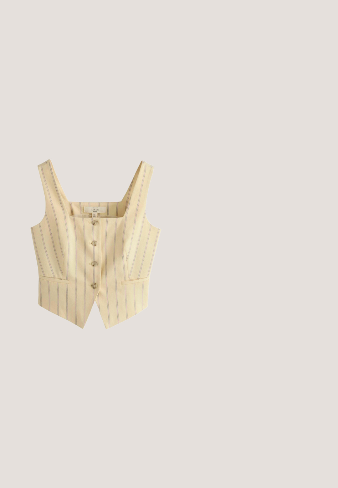 Next STRIPED SQUARE NECK - Bodywarmer - yellow; Geel mouwloos topje met een V-hals, voorzien van een sluiting met een strik aan de voorkant en lichte stof. Eenvoudig ontwerp zonder patronen of accenten.; Crèmekleurige shorts met hoge taille, een bloemig kanten patroon en een elastische tailleband, ontworpen voor casual gebruik.; Geweven stro schuifsandalen met een zwarte voetbed, met twee kruislinks gekruiste bandjes, een textuur oppervlak en een rubberen zool met een contrasterende rand.; Ronde zonnebril met goudkleurige montuur, bruine getinte glazen en dunne pootjes met een sierlijke, cursieve "like" detail aan elke kant.; Geweven strohandtas met afgeronde, zwart afgewerkte handvatten en een brede, licht trapeziumvormige vorm op een witte achtergrond.