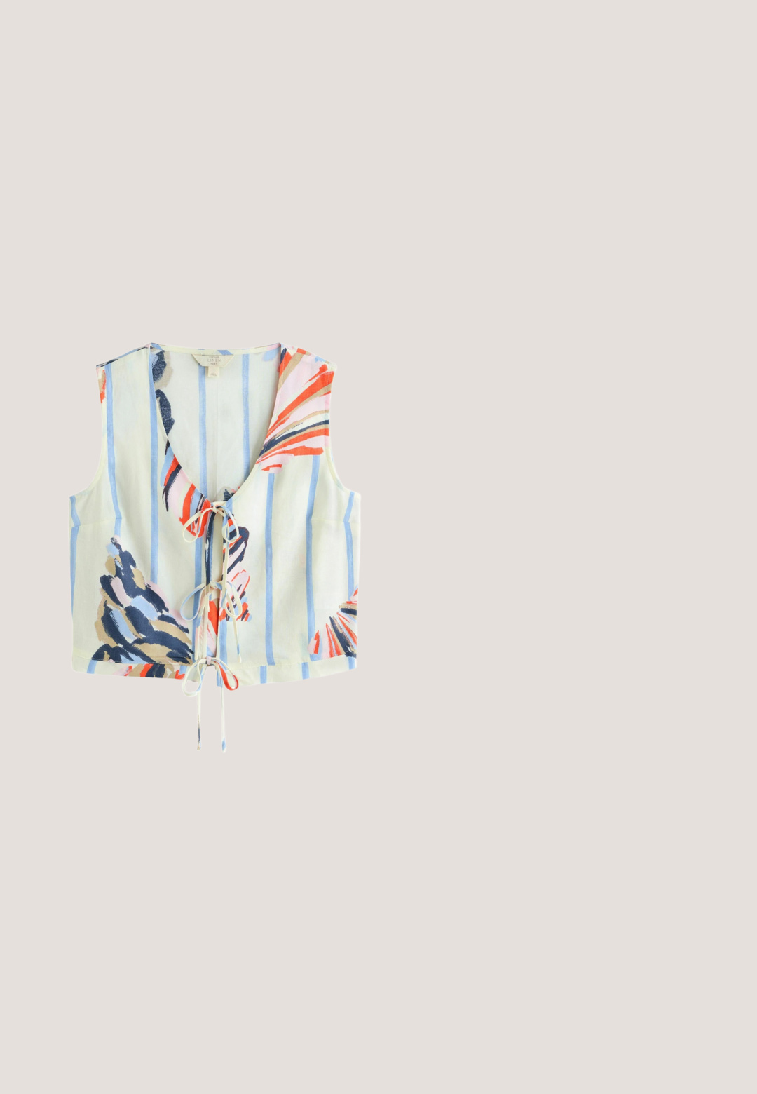 Abstract stoffen patroon met onregelmatige penseelstreken in oranje, blauw, beige en zwart op een getextureerd katoenen oppervlak.; Witte crop top gemaakt van ribbelstof, met een ronde halslijn en een mouwloos ontwerp met een aansluitende pasvorm. Geen patronen of accenten.; Lichtblauwe denimshorts met een hoge taille, zichtbare stiksels, twee voorkanten zakken en metalen knoopsluiting. Gladde textuur.; Bruine leren platte sandaal met twee gouden gespen, open teen en verstelbare bandjes tegen een witte achtergrond.; Zonnebril met kattenoog vorm, donkerbruin getinte glazen en monturen en pootjes met schildpadmotief.; Klein etui met rits, horizontale zwart-witte gebreide strepen, platte bodem en een zichtbare ritssluiting aan de bovenkant.