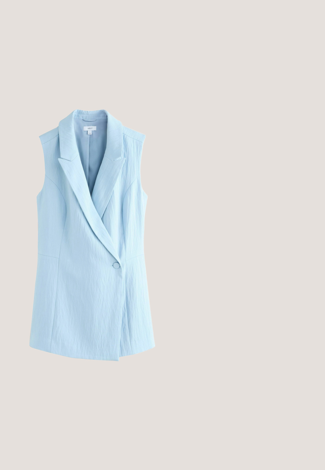 Ærmeløs lyseblå blazer med tekstureret stof, brede revers og enkelt knappelukning ved taljen.; Lyseblå ribbet ærmeløs tanktop med høj halsudskæring og brede skulderstropper, liggende fladt på hvid baggrund.; Lyseblå vidde korte bukser med høj talje og folder, med kurvet kant og front lynlås.; Marineblå gummiflip-flop med tekstureret sål og Y-formede stropper, isoleret på ensartet lysegrå baggrund.; Hvide, oversized plastik solbriller med lyserøde linser; har en subtil glans og en guldaccent på stængerne.; Tote taske med lodrette lyseblå og hvide striber, to lange lyseblå håndtag og et lille præget logo på midten foran.