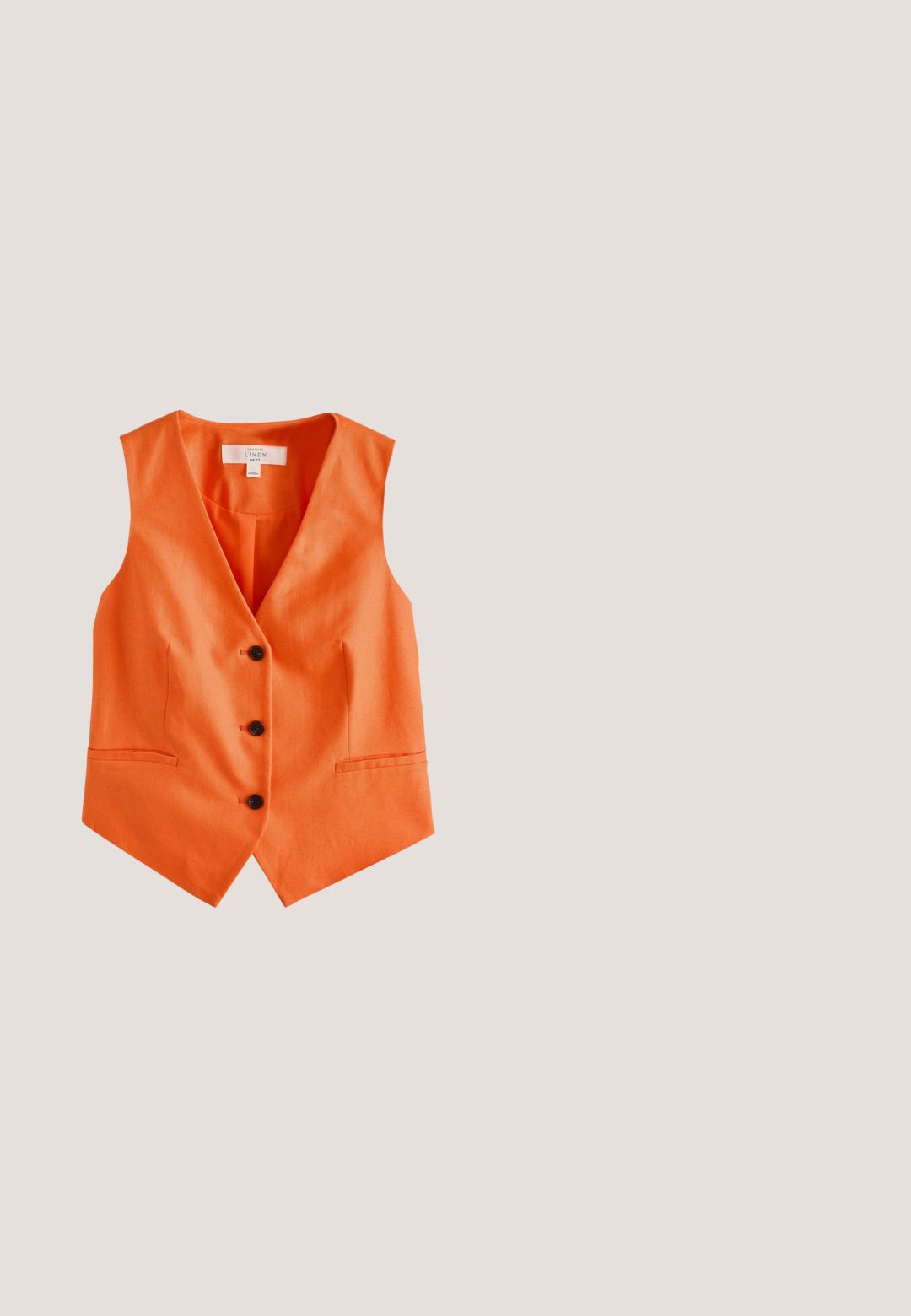 Veste sans manches orange en lin avec col en V, trois boutons noirs et deux poches avant passepoilées.; T-shirt à manches courtes en corail orange, fabriqué en tissu de coton lisse avec un léger stretch. Il présente un ourlet incurvé et des coutures soignées.; Shorts orange taille haute pour femme avec plis à l'avant, poches latérales et ceinture lisse, affichés sur fond blanc.; Sandale plate en daim orange avec larges brides croisées et coutures blanches sur une semelle beige.; Hawkers CHAZARA - Lunettes de soleil - brown; Sac à main en paille tressée orange avec de grandes poignées rondes enveloppées et des cordons décoratifs suspendus sur fond blanc.