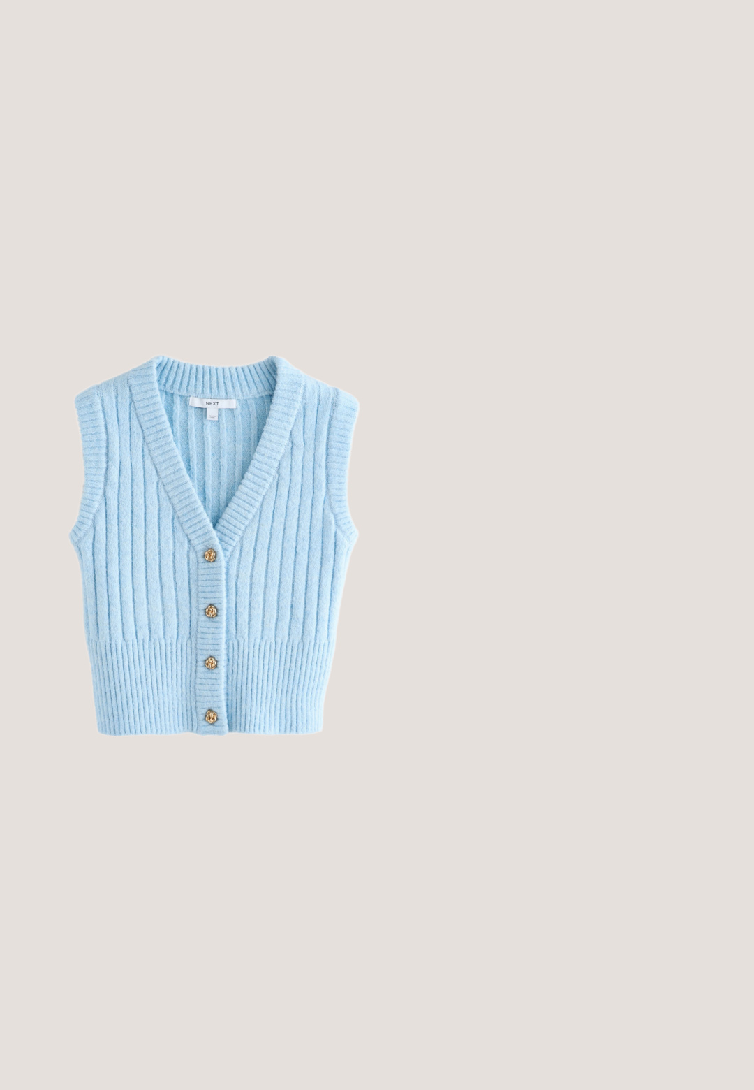 Lyseblå ribstrikket ærmeløs cardigan med V-hals og fire guldbelagte dekorative knapper foran.; Lyseblå langærmet T-shirt i blød bomuld med rund halsudskæring, med broderet tekst "Lost at sea" i mørkere blå på brystet.; Lysblå vide jeans med bindebånd fortil, klassisk fem-lomme design og subtile falmede detaljer ved benene. Denim materiale.; Brune loafers i ruskind med syninger på skoens overlæder og en tekstureret gummisål. Standard slip-on design med en lav, solid hæl.; Store store-sorte solbriller med gradient grå linser. Har et guld-detalje langs kanten og tynde guldstænger. Glat plastikoverflade.; Lille turkis og beige vævet crossbody-taske med buet lynlås i toppen og bred cremefarvet justerbar stofrem.