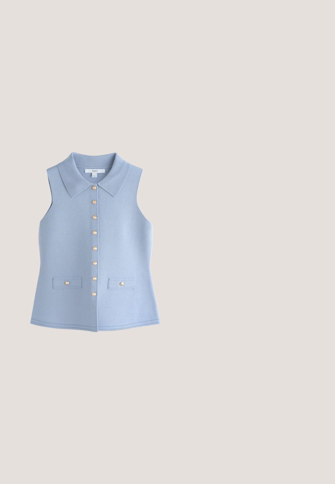 Mouwloos lichtblauw gebreid topje met spitse kraag, knopen aan de voorkant in schelpvorm en twee kleine voorzakken met bijpassende knoopsluitingen.; Lichtblauw, langetermijnshirt van textiel met een open voorkant en een subtiele kraag. Heeft gefronste mouwen en een comfortabele pasvorm.; Lichtblauwe wijde broek met hoge tailleband en zijzakken, gemaakt van een gestructureerde stof.; Lichtblauwe suède loafer met een tankleurige rubberen zool, mocassin-stiksel en een gestrikte veterdetail aan de bovenkant, zijaanzicht.; Zonnebril met lichtblauw montuur en rechthoekige paarse gradientglazen, gecentreerd op een witte achtergrond.; Lichtblauwe canvas draagtas met twee brede hengsels en een enkele drukknoopsluiting op een beige achtergrond.