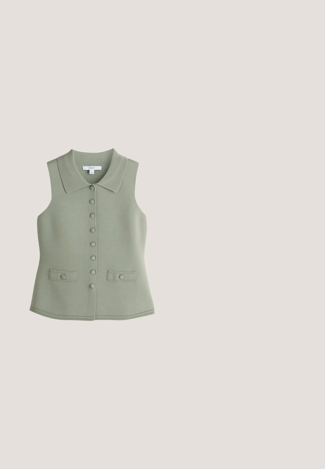 Polo de punto verde claro con cuello clásico y tres botones texturizados a lo largo de la tapeta. Tejido suave y transpirable.; Top corto de manga corta verde con una amplia escote y un corte holgado. La tela presenta un patrón de canalé vertical en toda su superficie.; Pantalones de tela de textura verde claro con cintura elástica y bolsillos laterales, mostrados planos sobre un fondo blanco.; Bailarinas de ante color verde oliva con punta afilada, que presentan una correa ancha y un detalle de hebilla dorada, y una suela plana de color marrón.; Gafas de sol verdes con forma retro de gato, montura transparente, lentes oscuros y herrajes dorados con acentos de color en las patillas.; Bolso de cuero verde claro con asa trenzada y adorno de borla marrón con detalles de flores en color crema, cierre de cremallera en la parte superior.