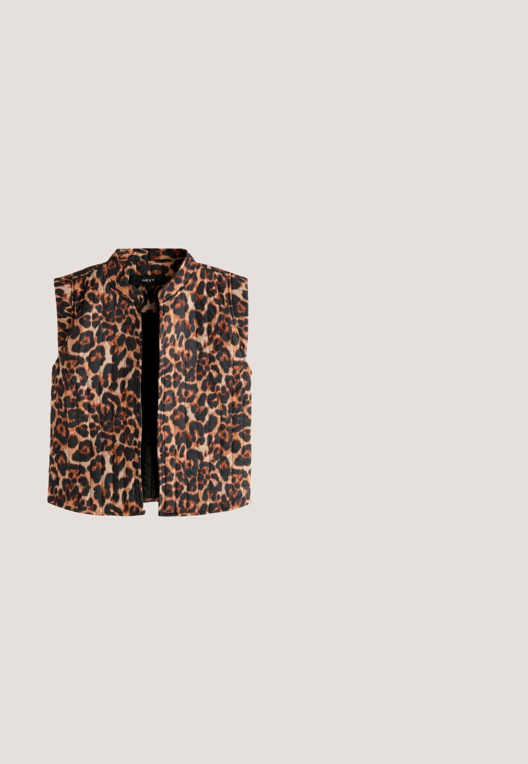 Gilet sans manches imprimé léopard avec un col montant, présentant des nuances de marron et de noir sur un fond clair et un ourlet droit.; Chemise à manches longues avec motifs d'imprimés animaux mélangés en orange, noir, jaune et crème, avec des taches et des motifs abstraits.; Jean en cuir imprimé léopard marron en tissu mélangé coton. Présente un design à cinq poches et une fermeture à bouton. Jambe droite avec une légère texture.; Baskets épaisses noires et marron à plateforme avec empiècements à imprimé léopard, semelle épaisse rainurée et lacets à l'avant.; Lunettes de soleil noires surdimensionnées avec des montures épaisses et des verres rectangulaires teintés marron sur fond blanc.; Sac hobo matelassé en imprimé léopard, doté d'une texture lisse, d'une forme arrondie et d'un élégant accent noir près de la base.
